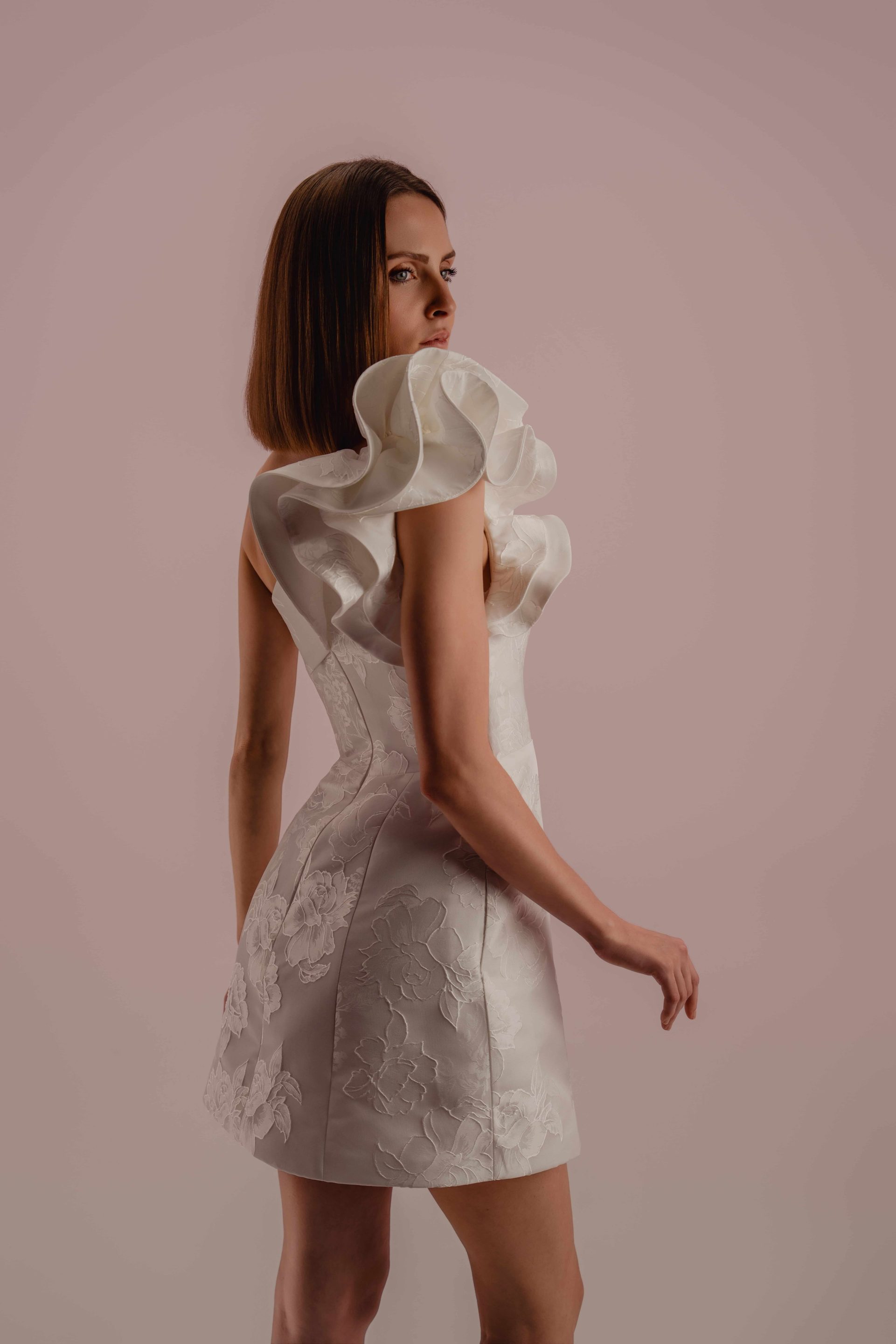 Détail du modèle Diane, robe civile courte en jacquard floral avec volant couture sur une épaule