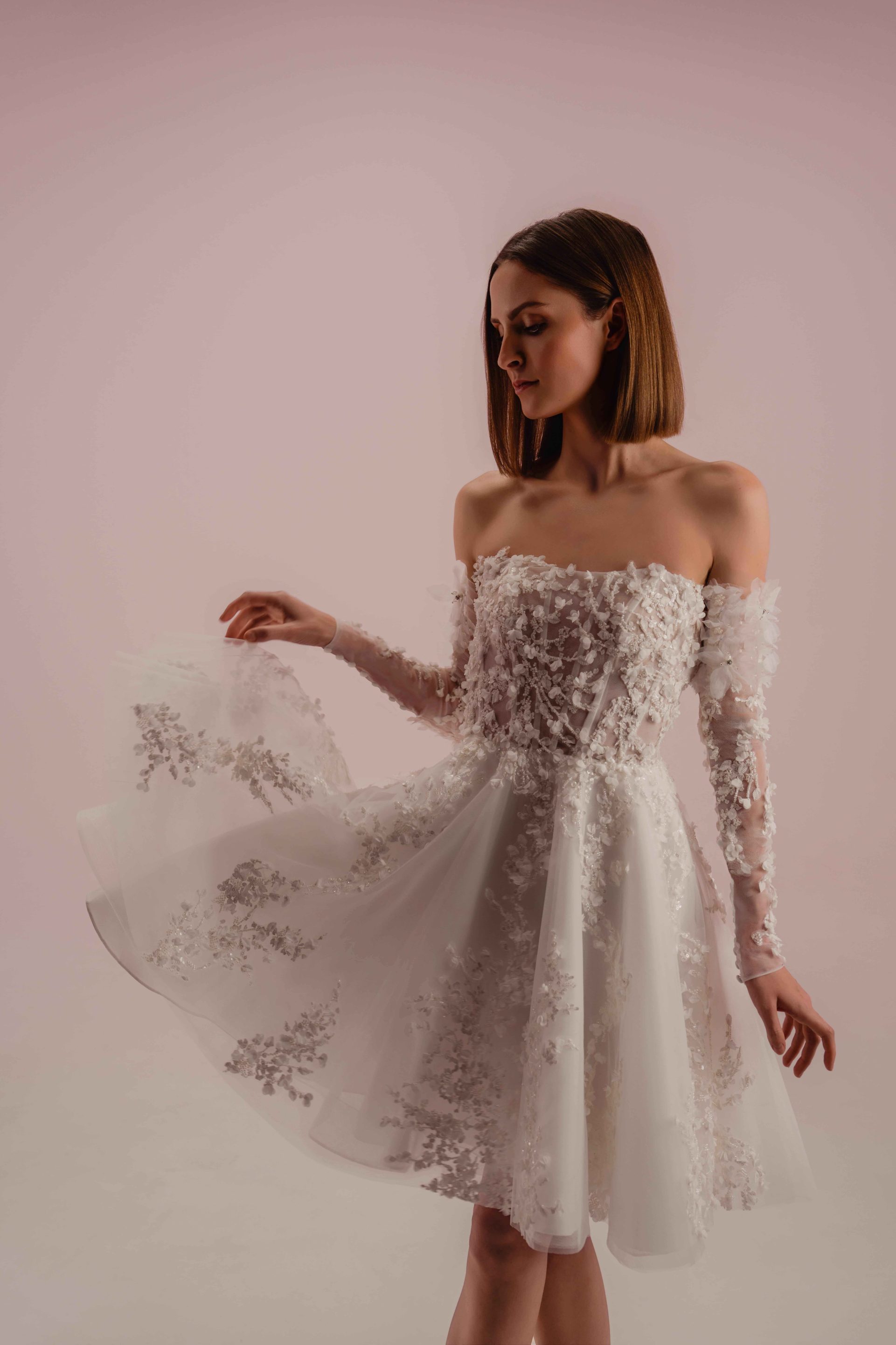 Monroe, robe de mariée civile courte bustier en dentelle florale 3D, vue de face avec manches amovibles