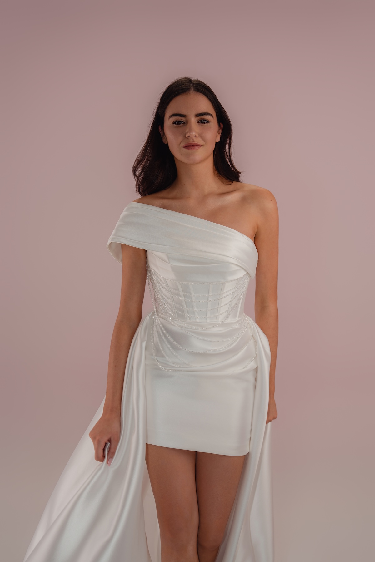 camille-detail-bustier-robe-mariee-civile-location-toulouse Détail du bustier de Camille, robe de mariée civile 3 en 1 en satin, disponible en location à Toulouse