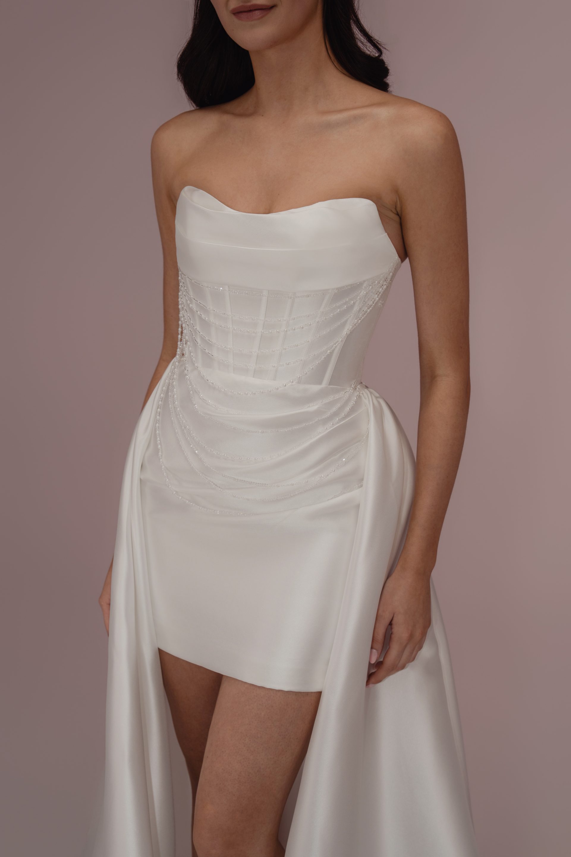 Détail du bustier de Camille, robe de mariée civile 3 en 1 en satin, disponible en location à Toulouse
