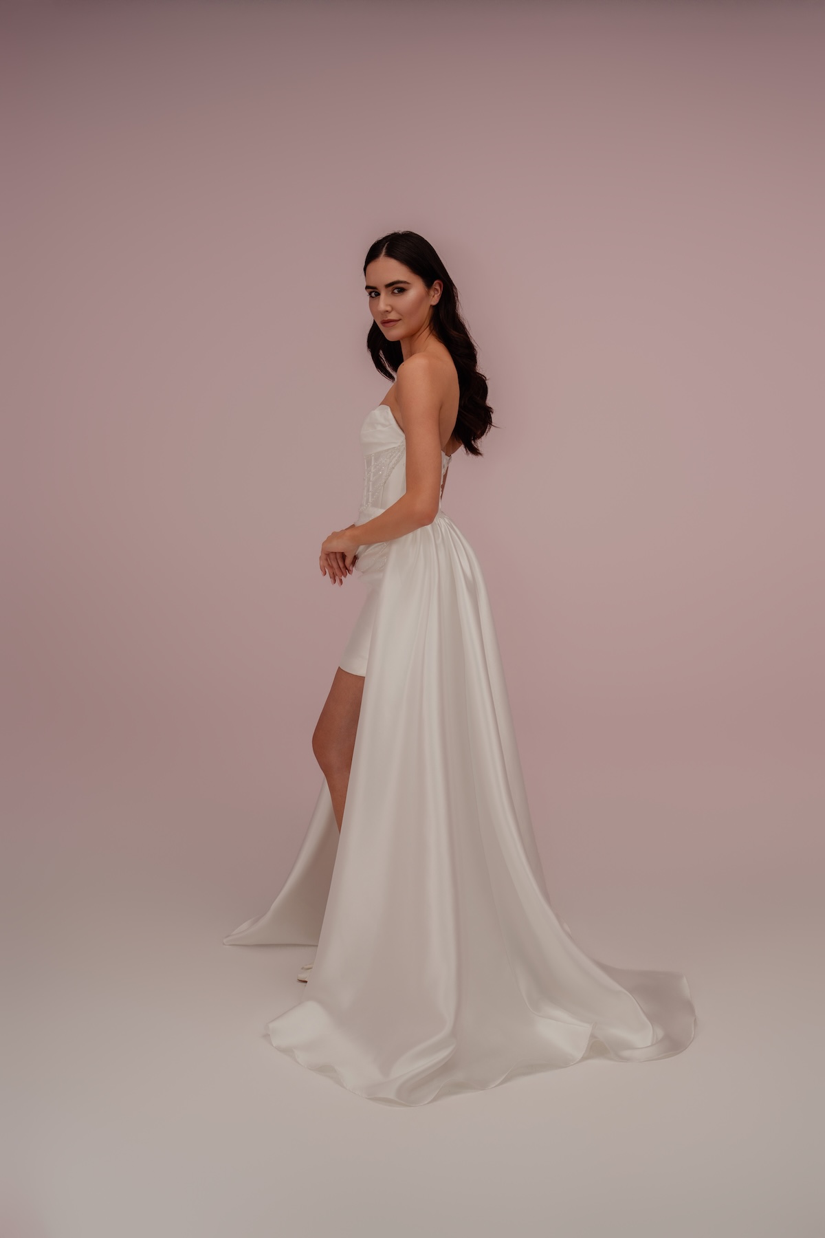 Camille, robe de mariée civile courte en satin avec traîne, vue de profil, location Toulouse