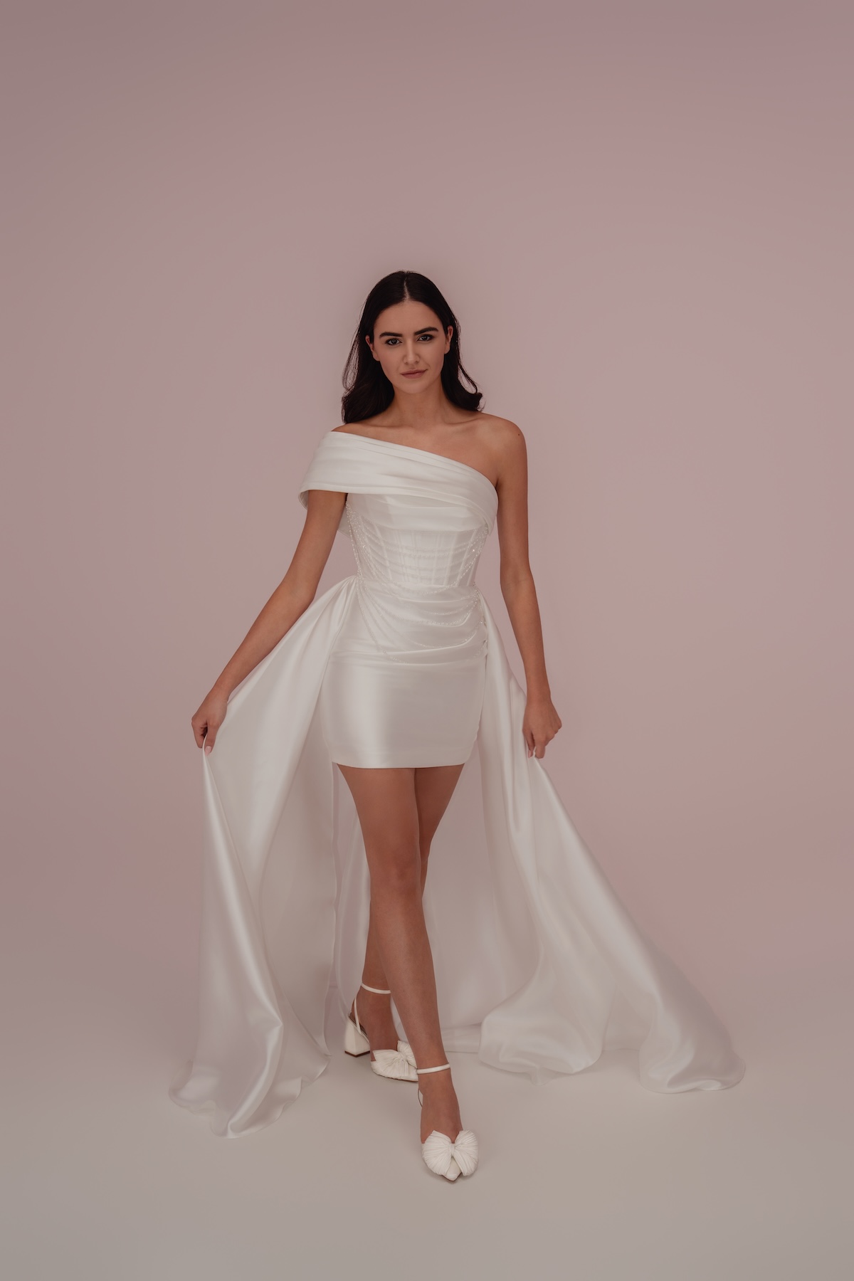 Camille, robe de mariée civile courte 3 en 1 en satin, version asymétrique, disponible en location à Toulouse