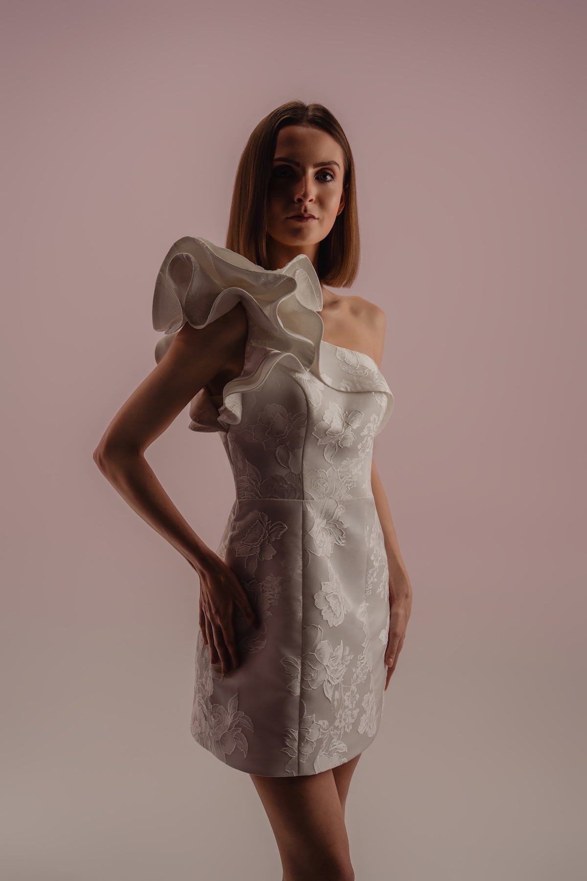 Diane, robe de mariée civile courte asymétrique en mikado texturé avec volant sculptural, disponible en location à Toulouse