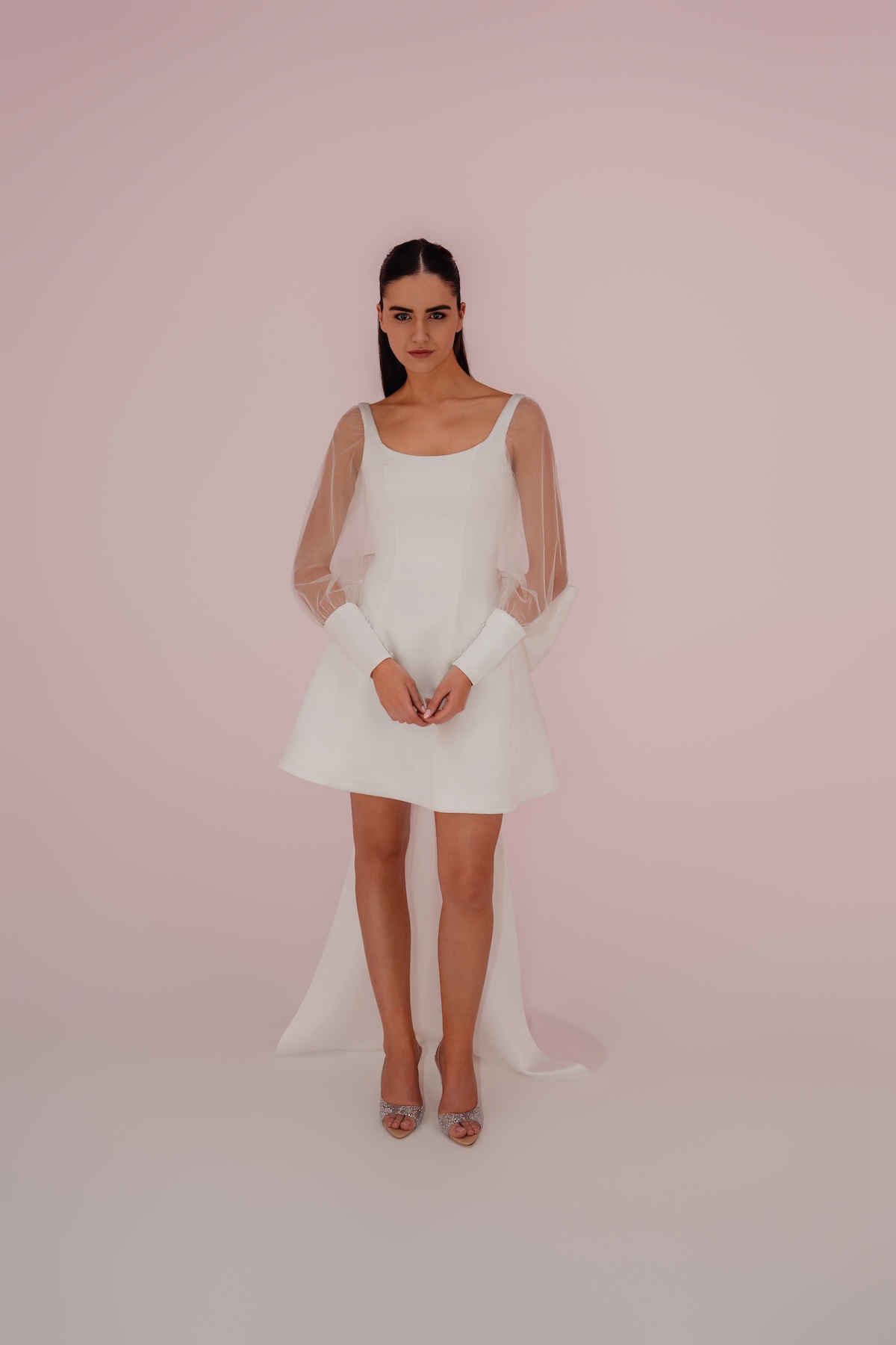 Jackie, robe de mariée civile courte en satin avec manches amovibles et traîne, vue de face, en location à Toulouse