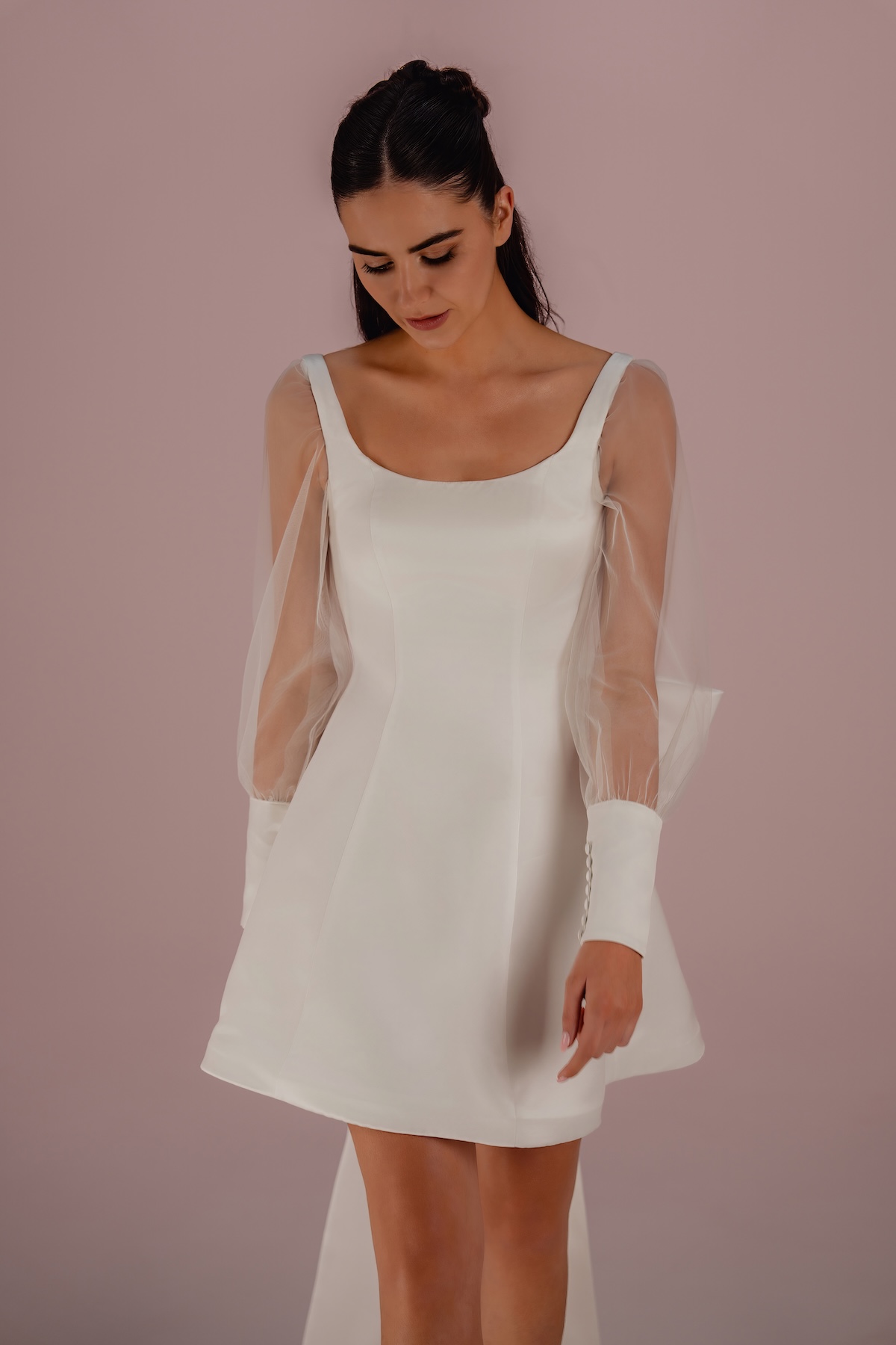 Jackie, robe de mariée civile courte en satin avec manches transparentes amovibles et nœud à traîne, disponible en location à Toulouse