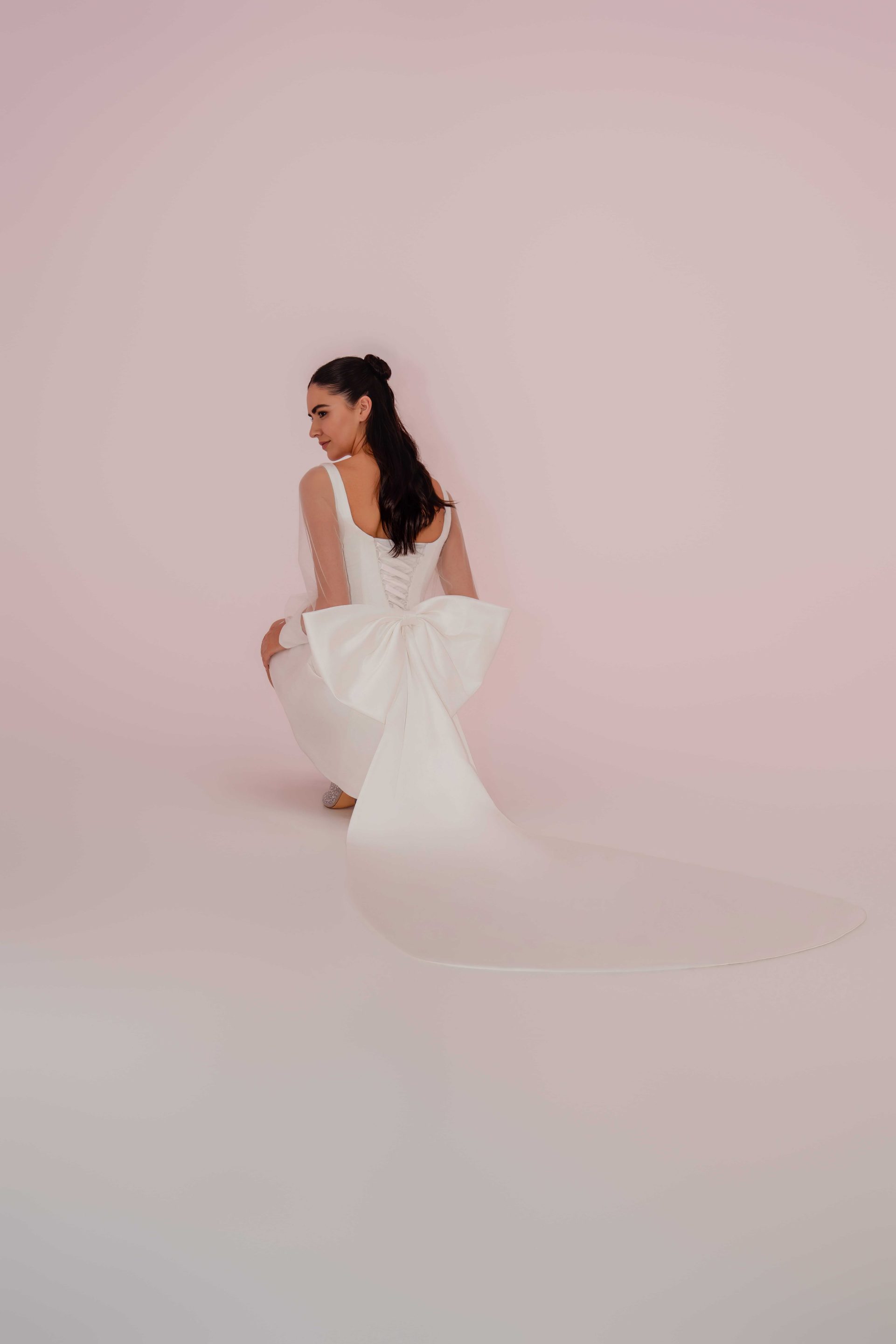 Modèle Jackie en vue arrière, robe civile de mariage courte avec grand nœud, dos travaillé et traîne élégante