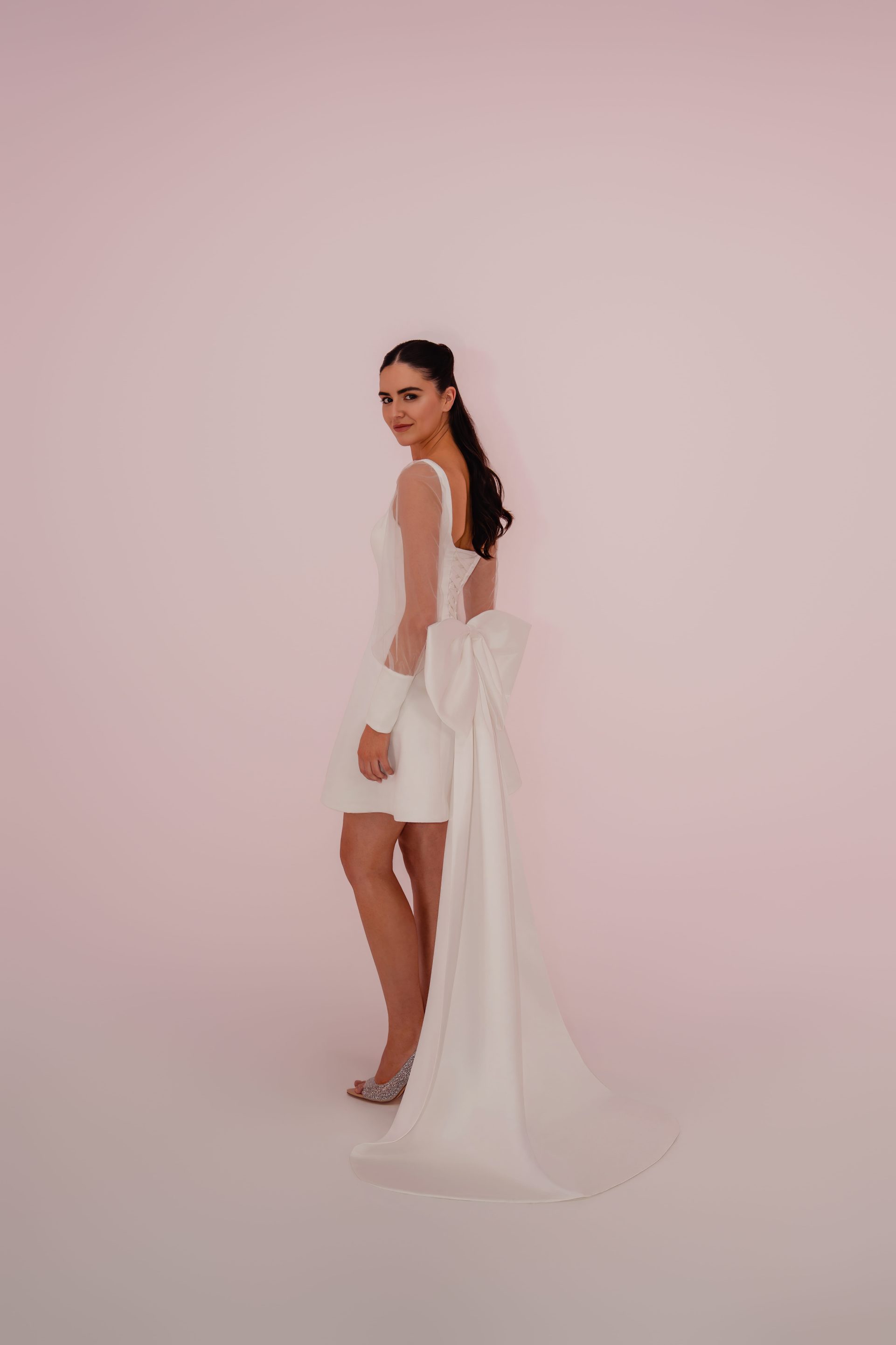 Modèle Jackie, robe de mariée courte avec dos nu et grand nœud au dos, création civile moderne signée Mariée du Sud