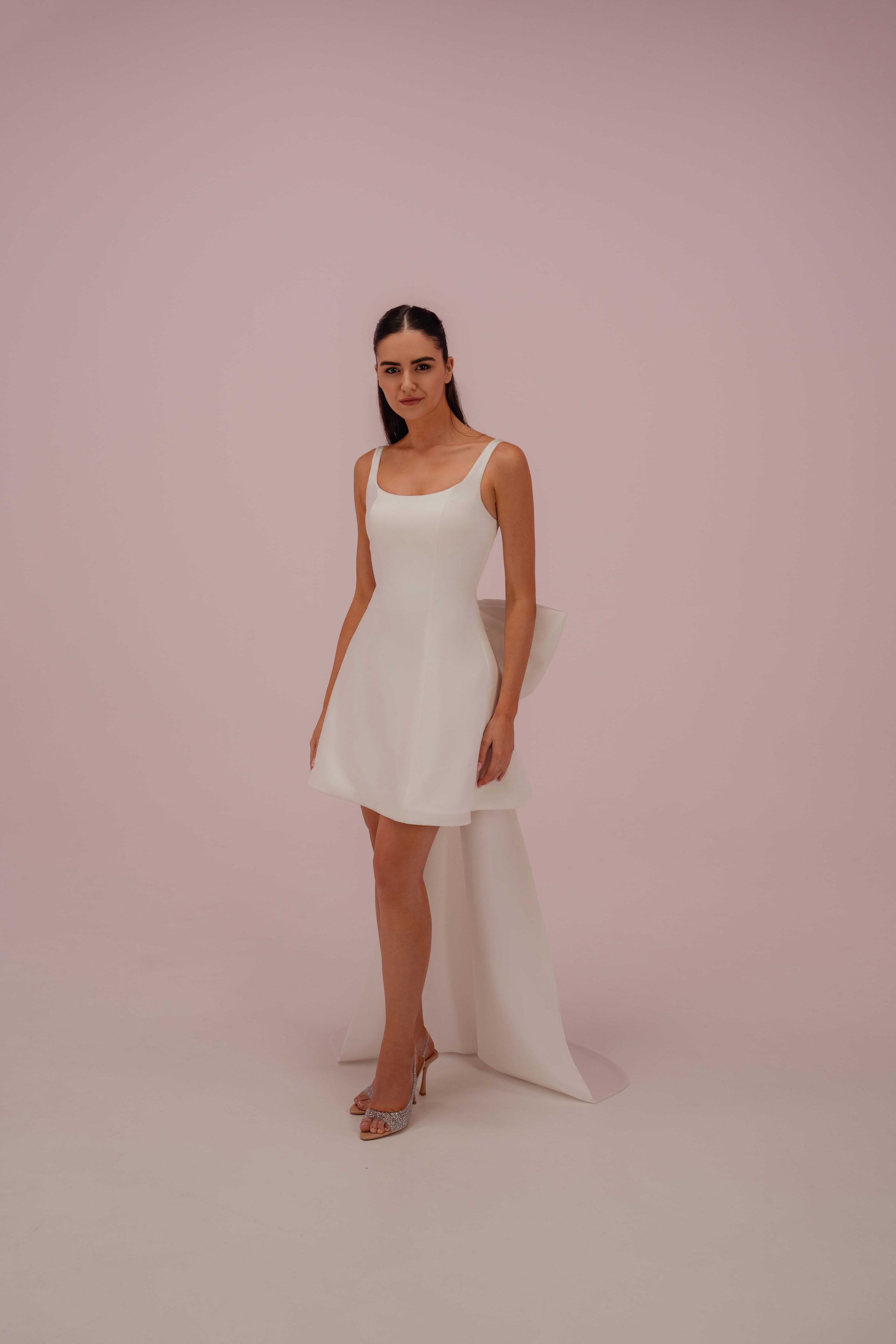 Modèle Jackie, robe de mariée courte vue de face, coupe minimaliste et élégante pour mariage civil