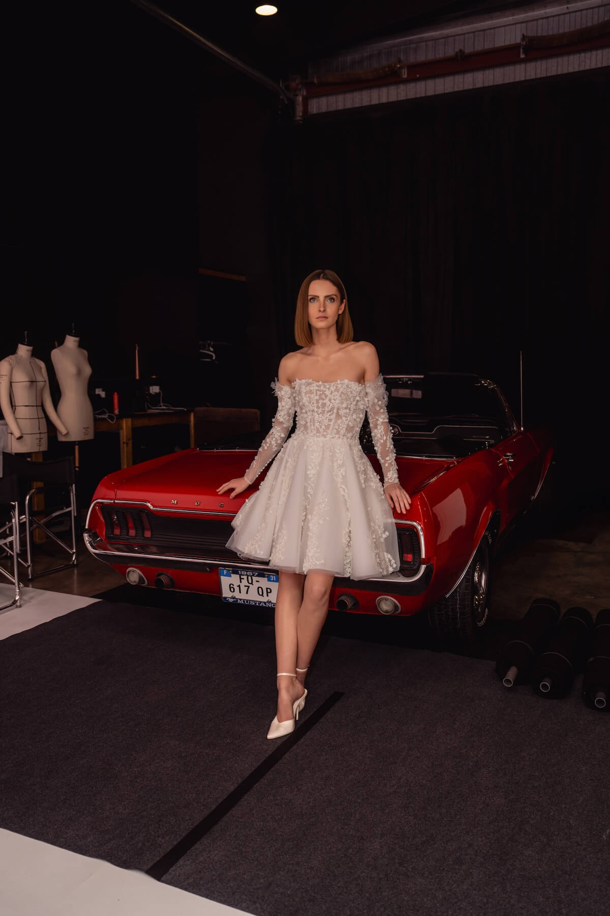 Monroe, robe de mariée civile courte en dentelle 3D avec manches longues amovibles, vue trois quarts