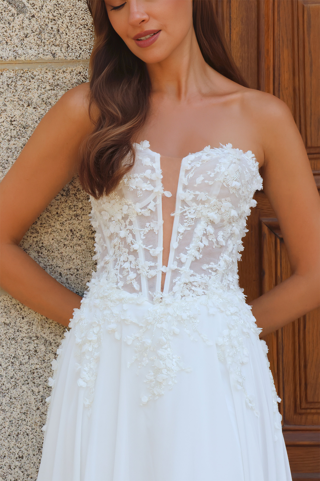 Détail du bustier corseté transparent en dentelle florale de la robe de mariée Maëlia.