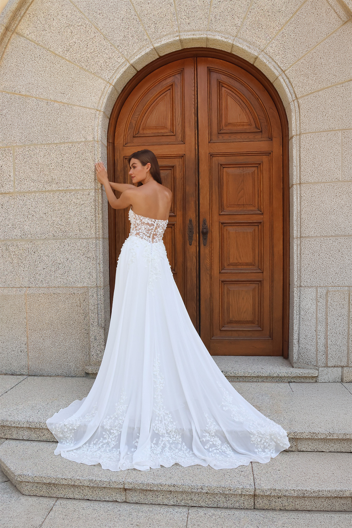 Dos transparent en dentelle de la robe de mariée Maëlia avec jupe fluide en mousseline et longue traîne.