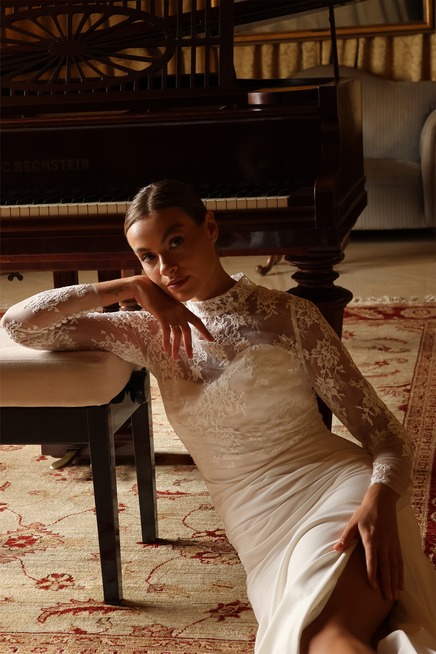 Portrait de la robe de mariée Lyséa mettant en valeur les manches longues en dentelle florale transparente et le haut couture.