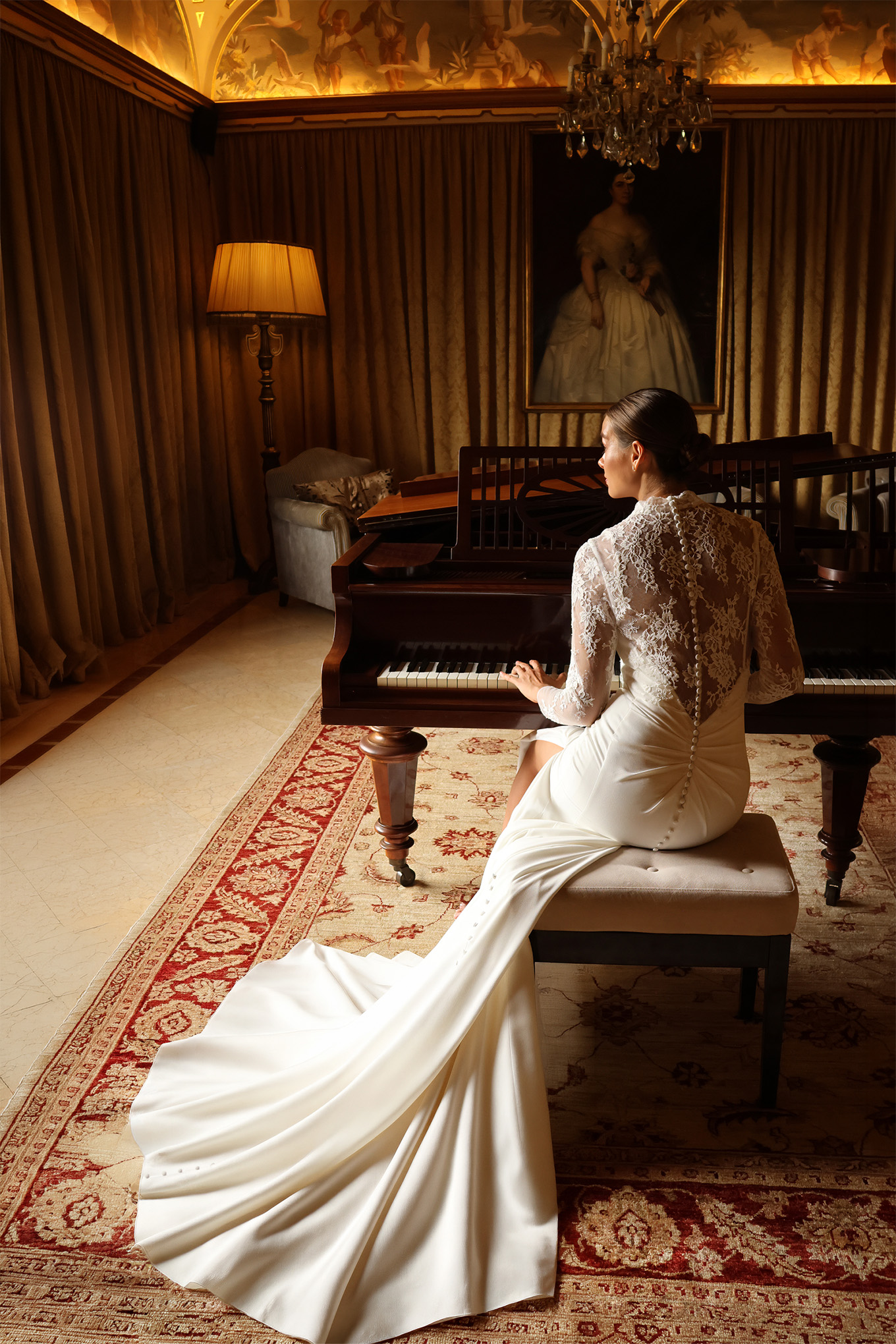 Dos transparent boutonné de la robe de mariée Lyséa avec manches longues en dentelle florale.
