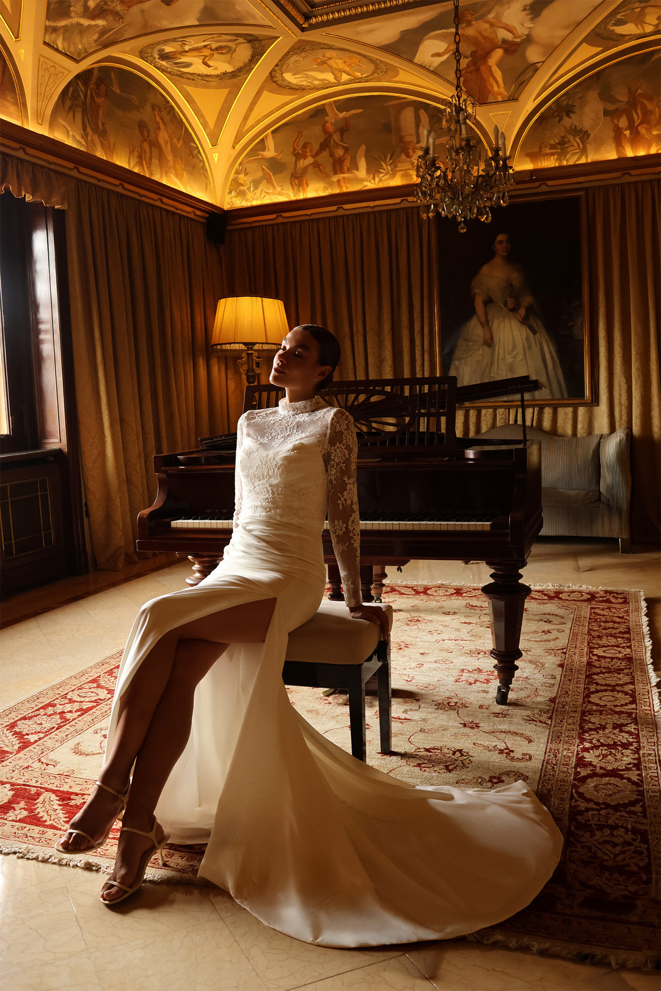 Vue d’ensemble de la robe de mariée Lyséa en crêpe avec manches longues en dentelle et fente élégante.