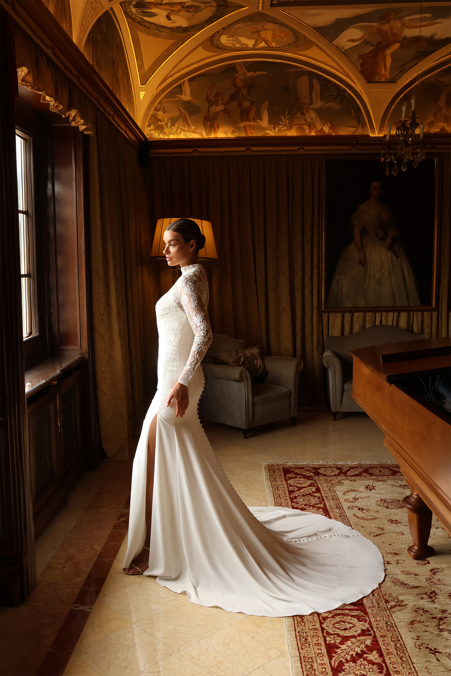 Robe de mariée sirène Lyséa en crêpe avec manches longues en dentelle florale et traîne élégante, création sur mesure à Toulouse
