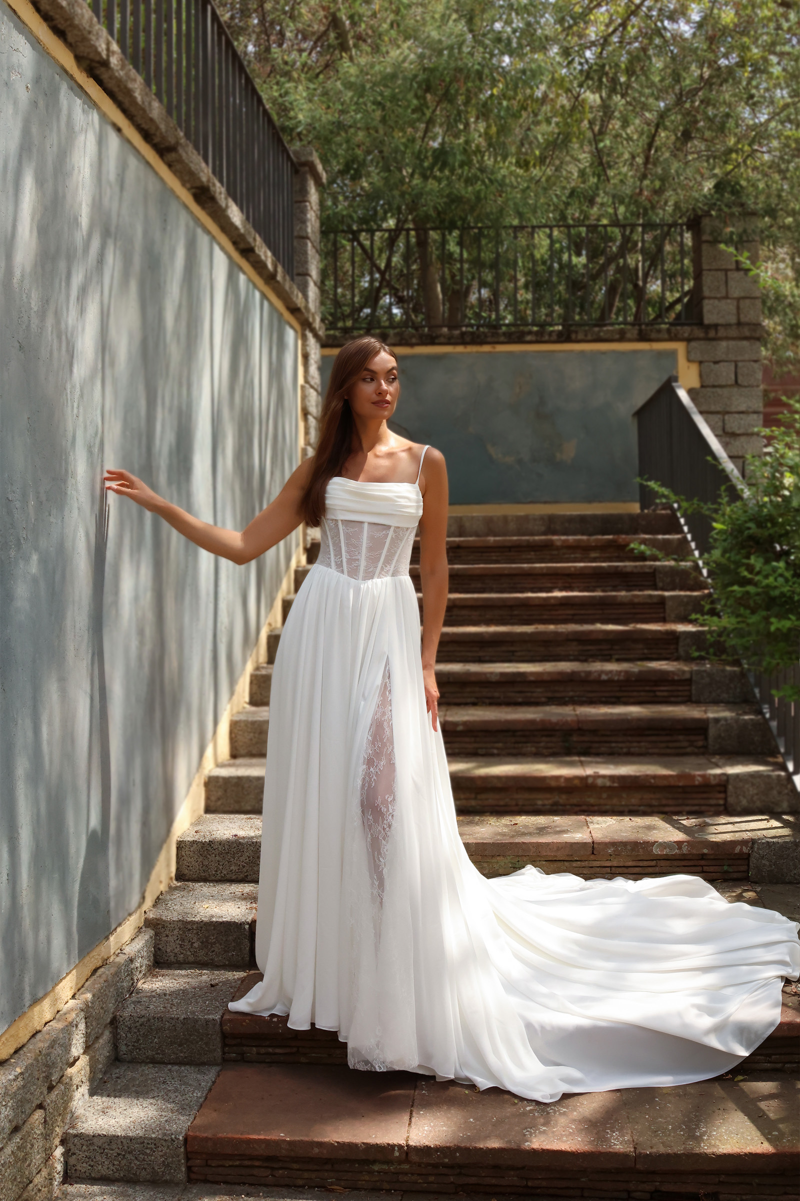 Robe de mariée bohème Zélie avec fente en dentelle et jupe en mousseline fluide.