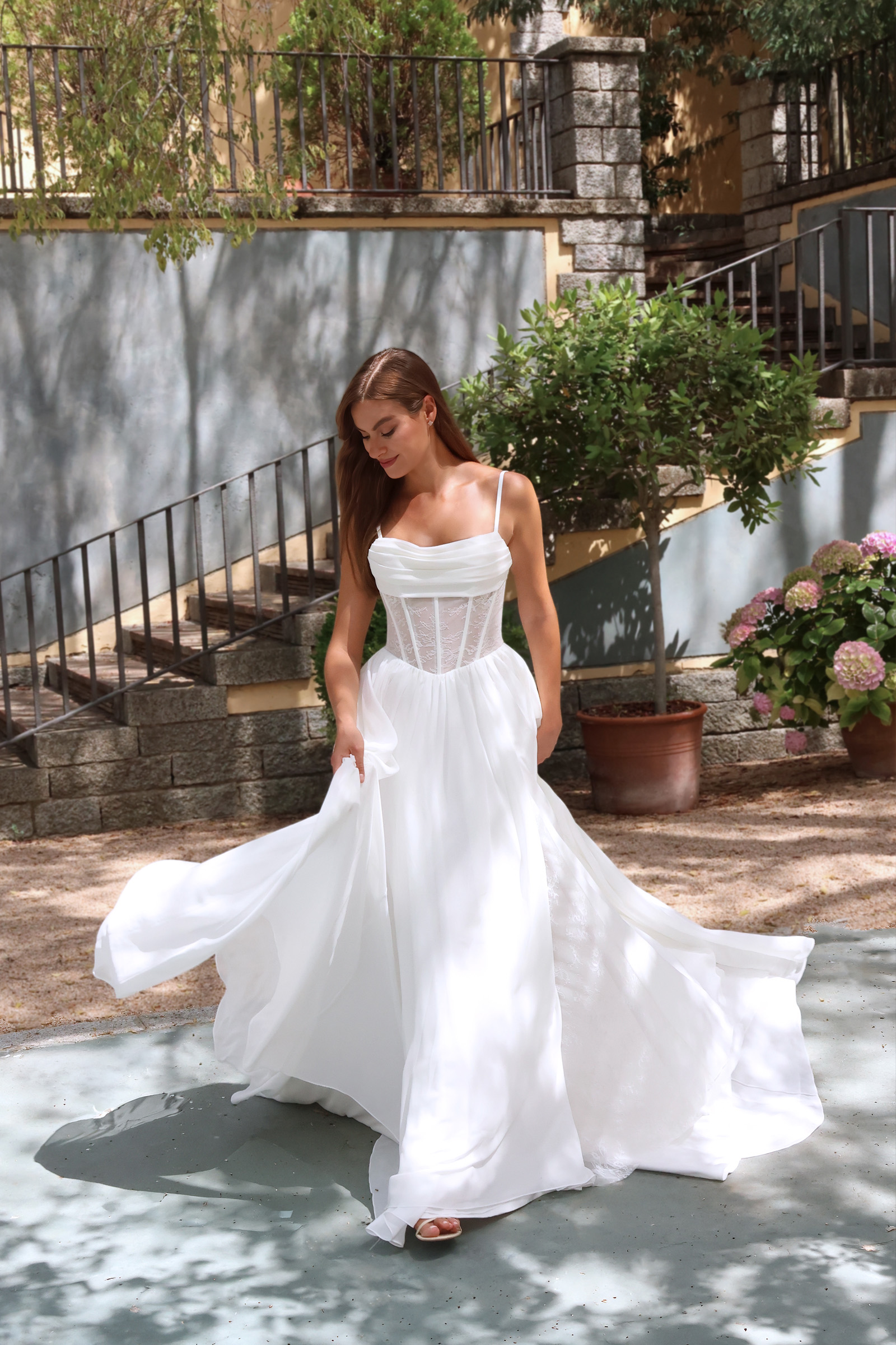 Robe de mariée bohème Zélie en mousseline fluide avec bustier en dentelle, créée sur mesure à Toulouse.