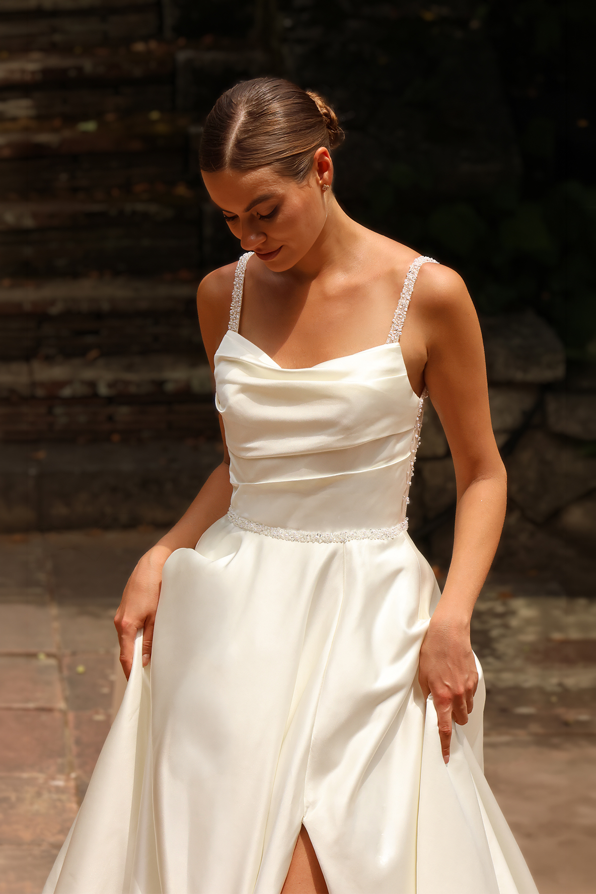 Robe de mariée Apolline en crêpe avec décolleté drapé, bretelles perlées et jupe fluide à Toulouse.