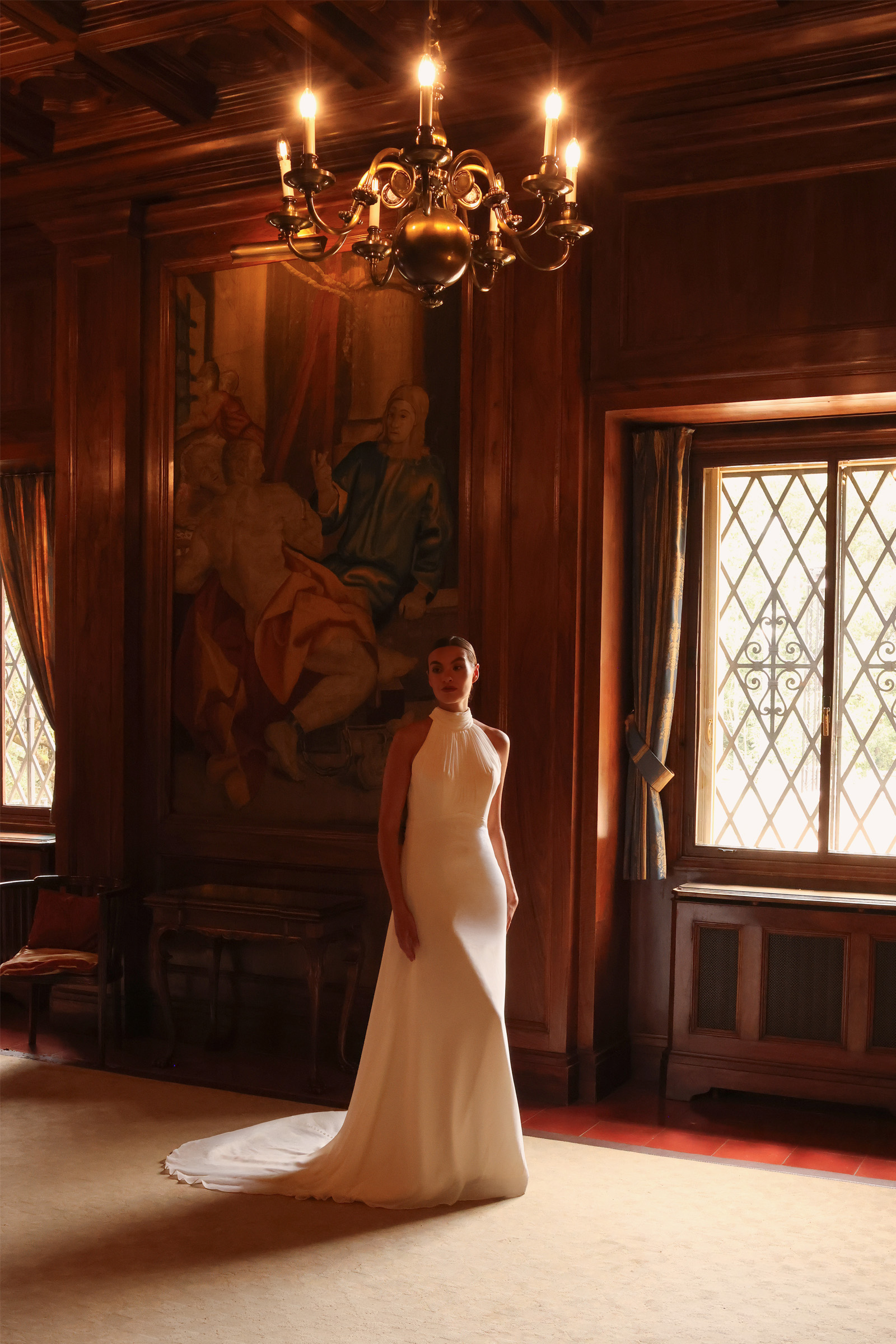 Vue d’ensemble de la robe de mariée Daphné en crêpe avec longue traîne.