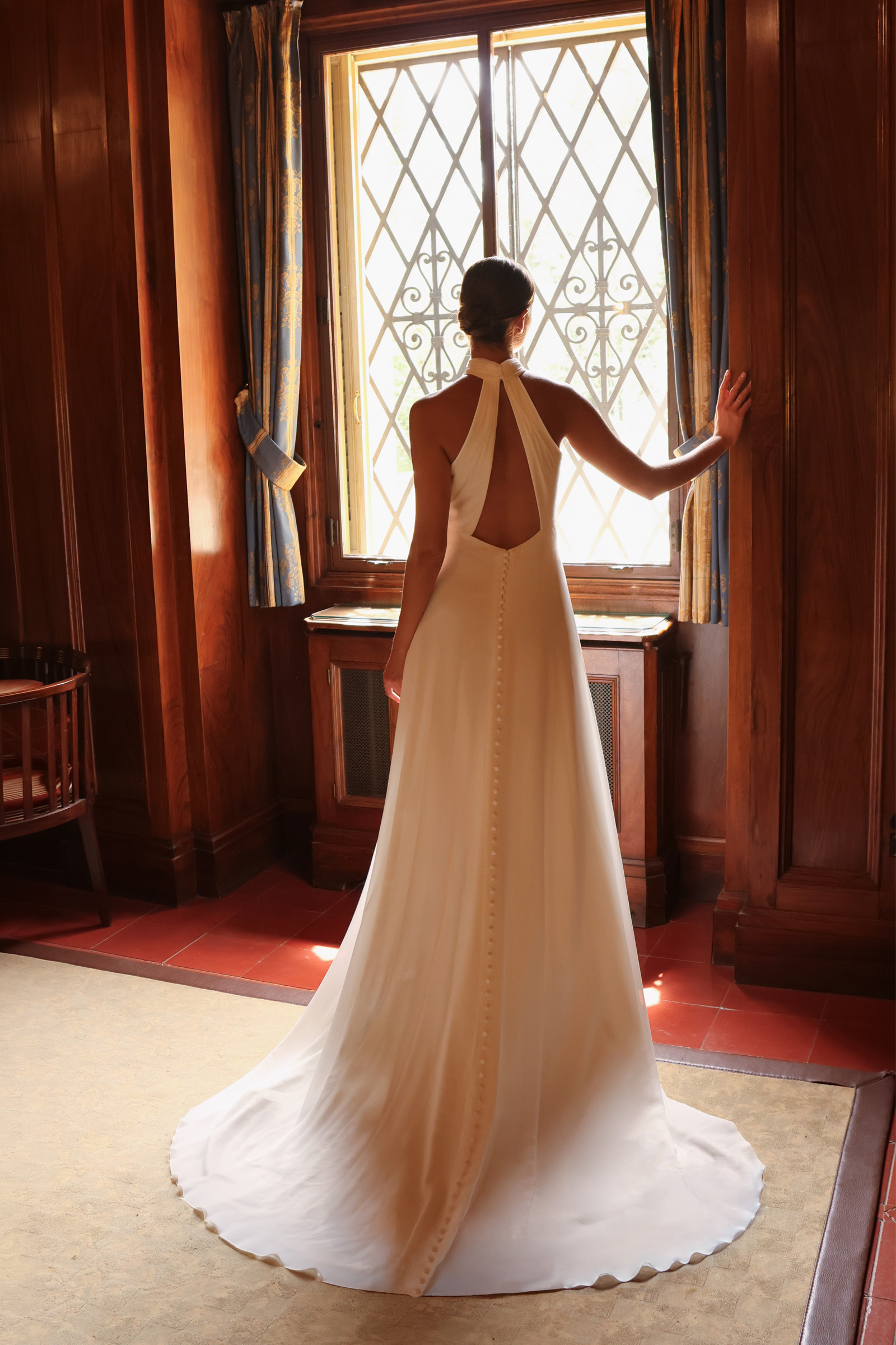 Vue arrière de la robe de mariée Daphné avec longue traîne en crêpe.