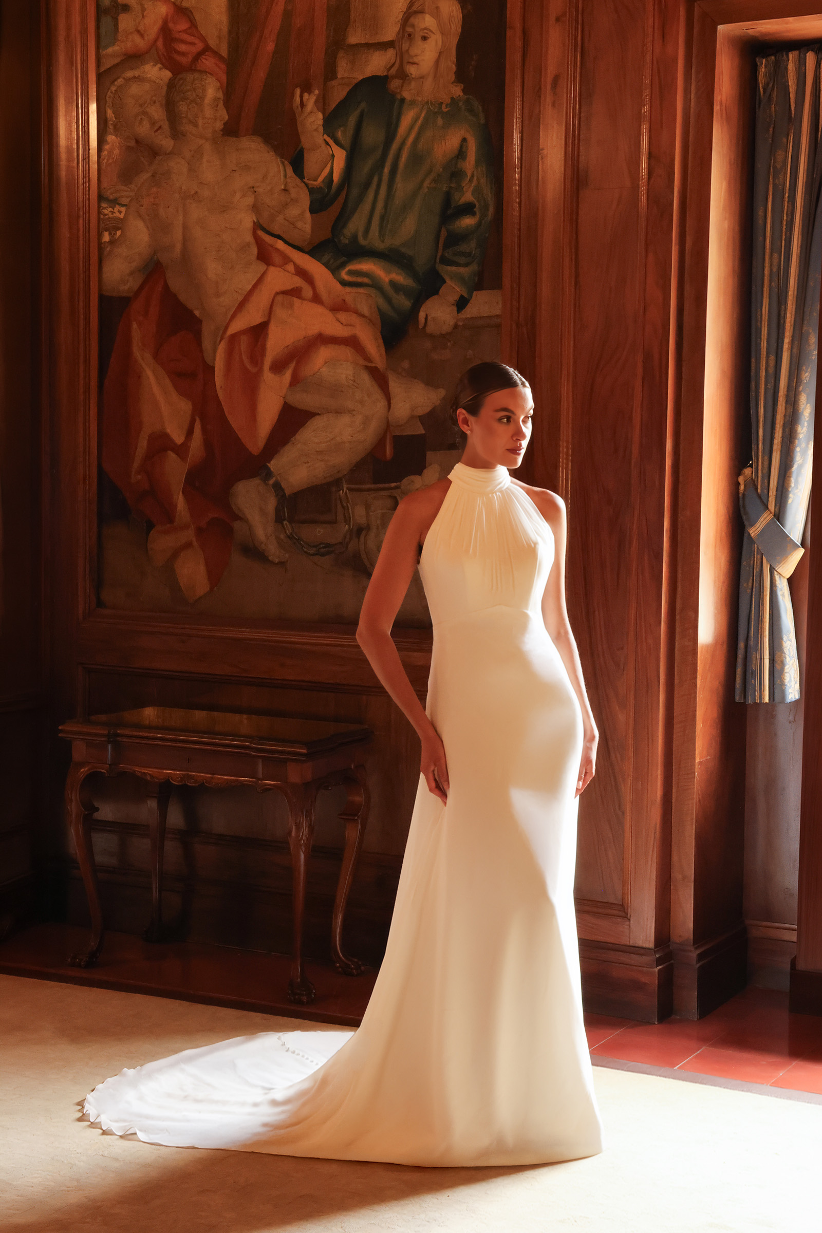 Portrait de la robe de mariée Daphné avec col montant drapé.