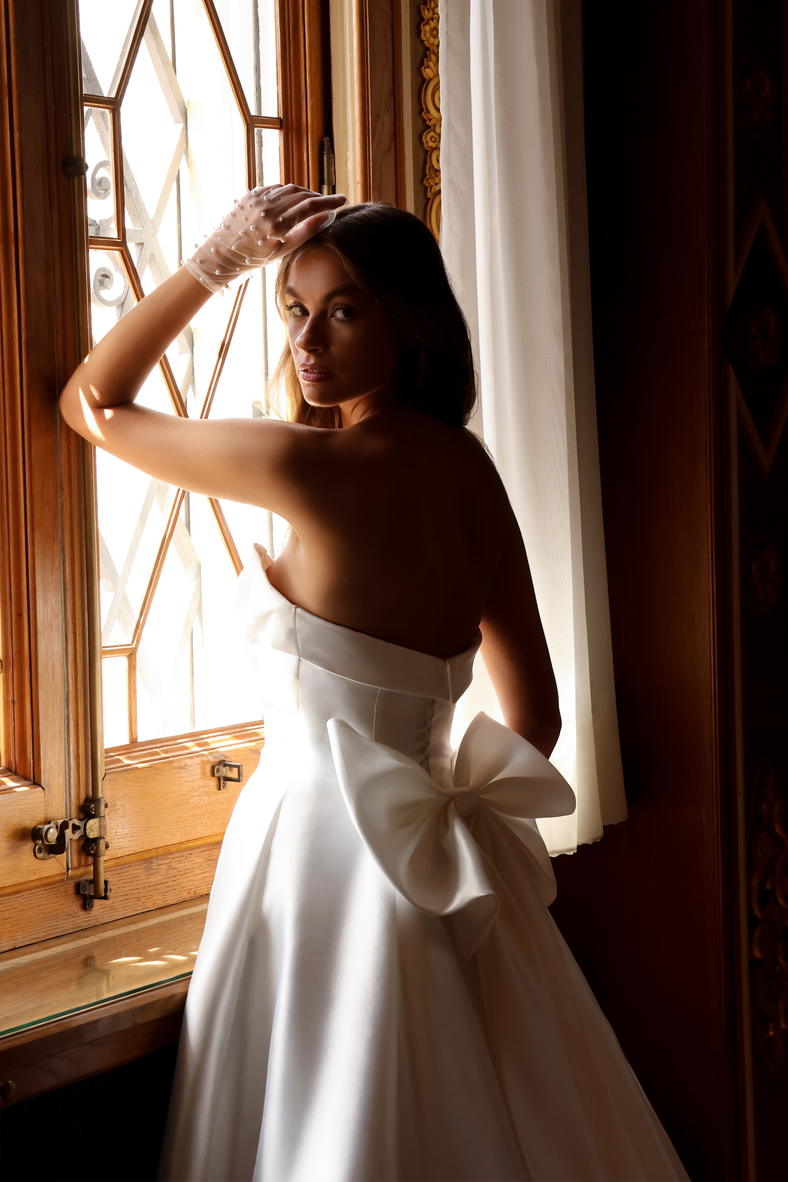 Dos de la robe de mariée princesse Darlène avec fermeture boutonnée et longue traîne en mikado.