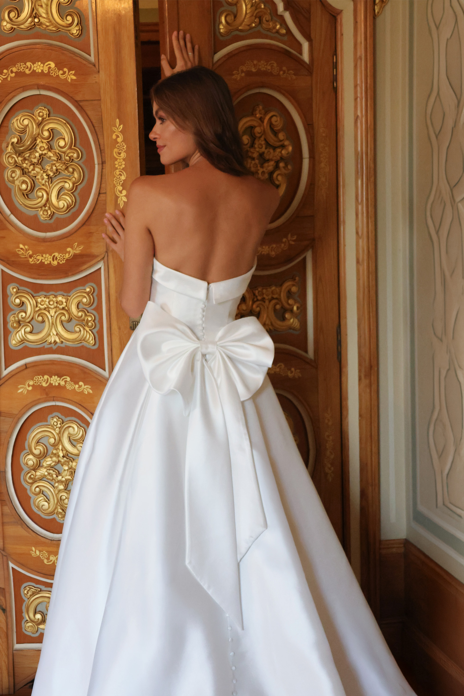 Dos de la robe de mariée Darlène avec grand nœud en mikado et dos nu.