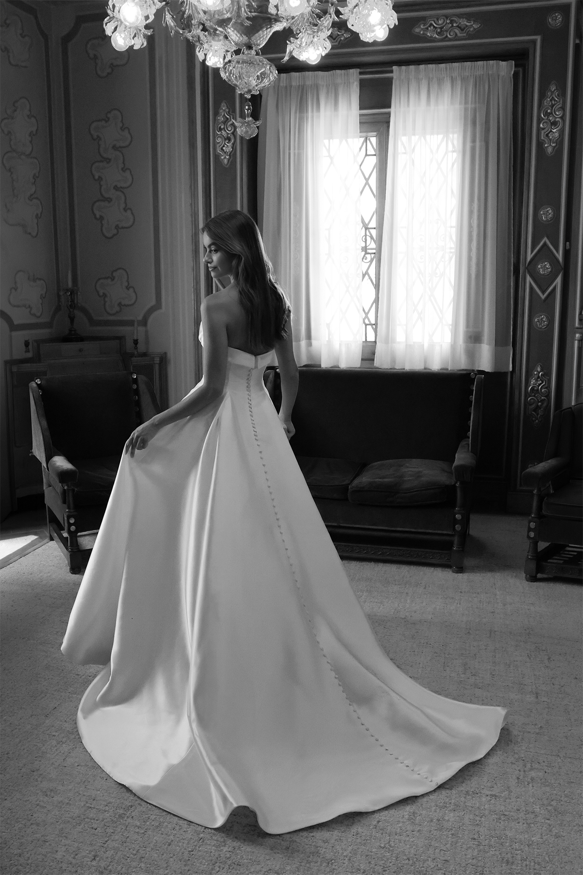 Robe de mariée princesse Darlène avec longue traîne en mikado.