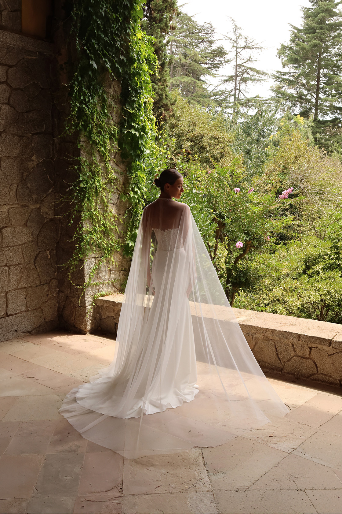 Vue arrière de la robe de mariée Amarande avec longue cape et traîne.