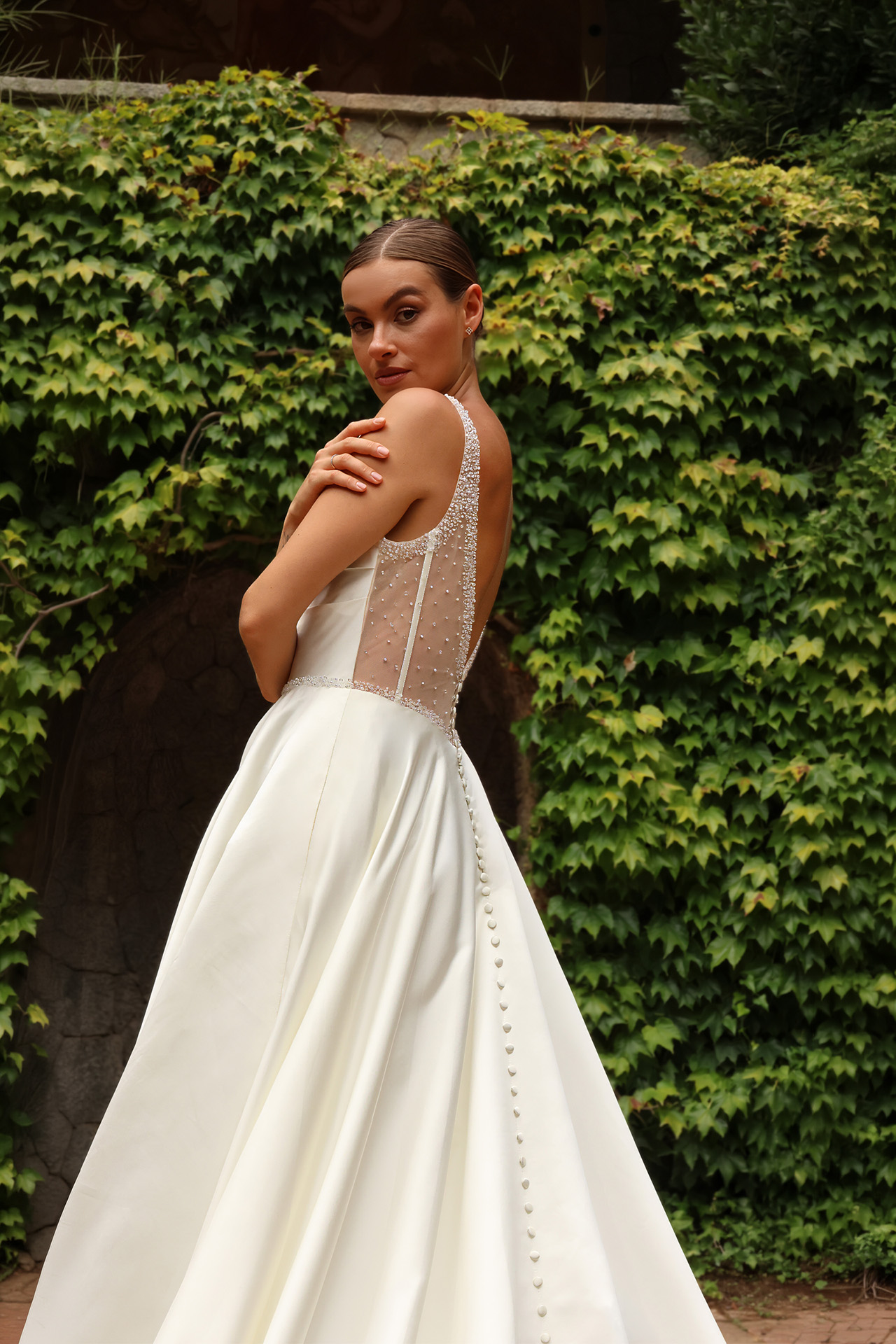 Dos illusion en tulle perlé de la robe de mariée Apolline avec boutons recouverts