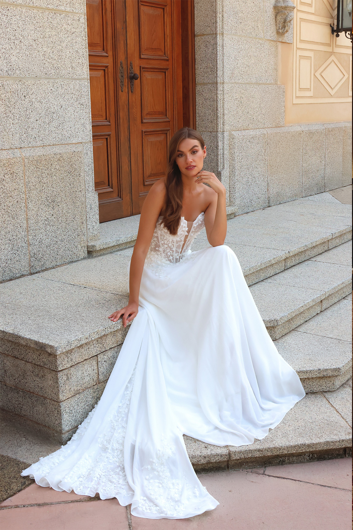 Robe de mariée fluide Maëlia en mousseline avec bustier corseté en dentelle florale, création sur mesure à Toulouse.