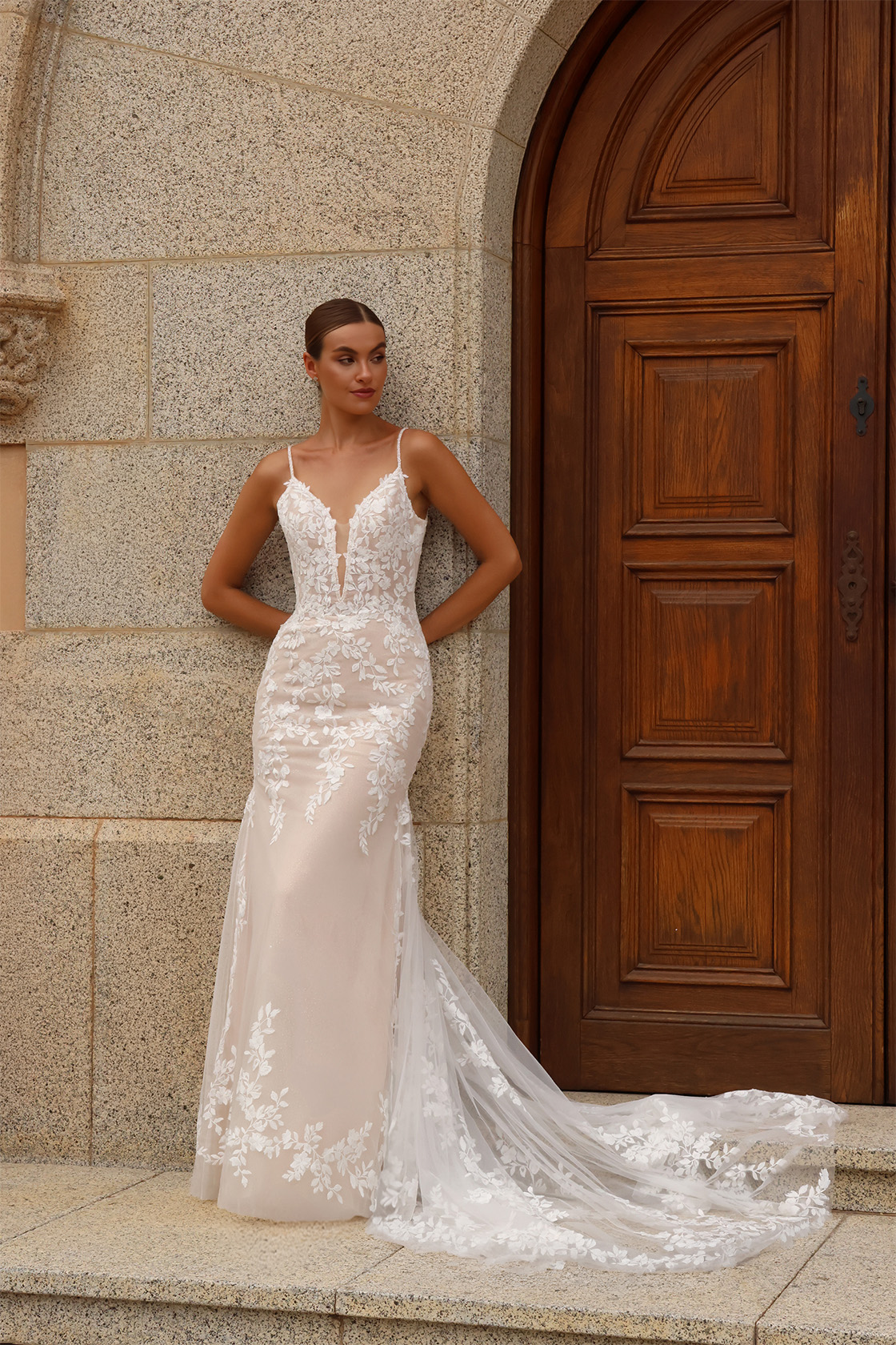 Vue entière de la robe de mariée Garance avec silhouette sirène et longue traîne en dentelle.