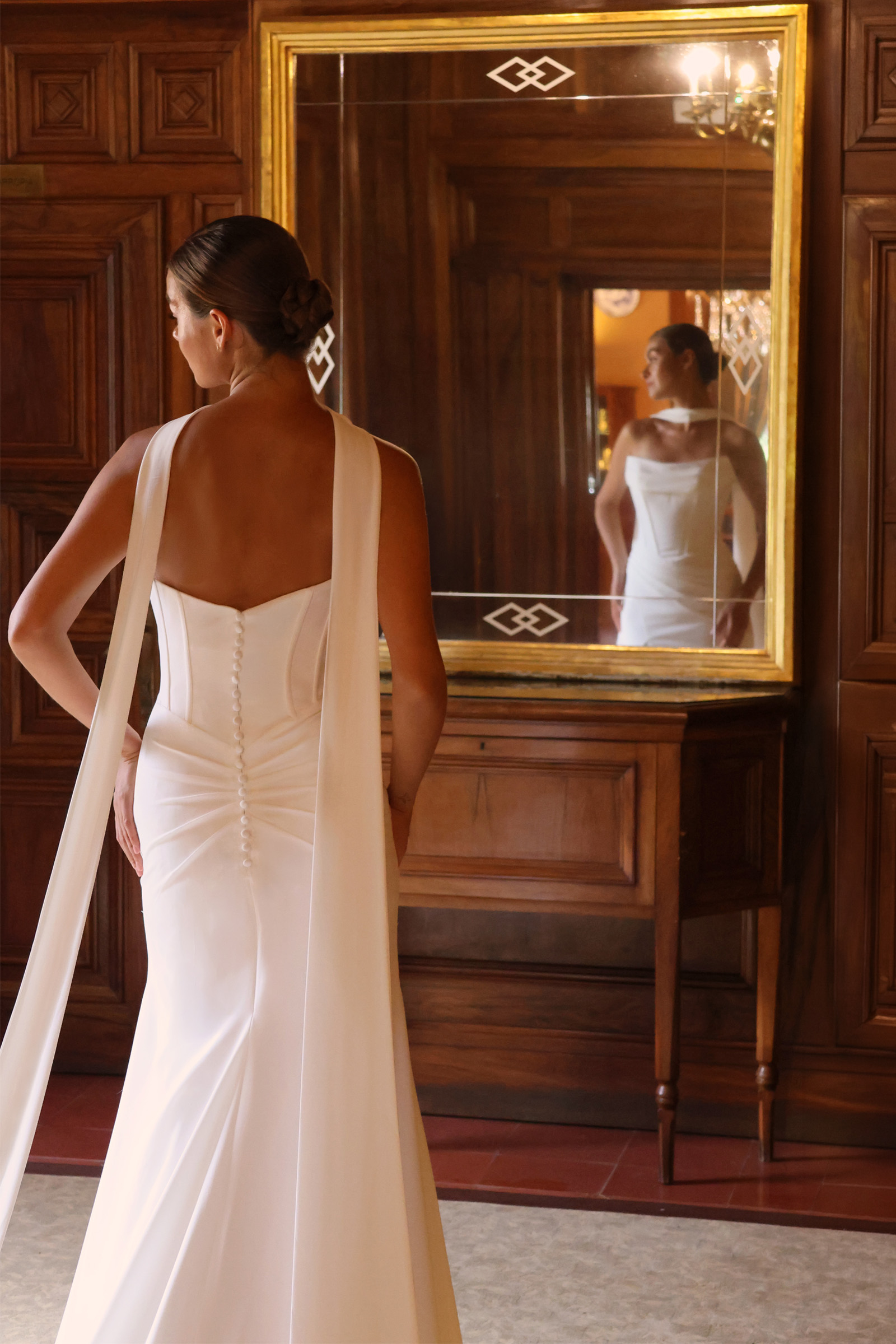 Vue entière de la robe de mariée Ifren en crêpe avec bustier structuré, fente dentelle et tour de cou.