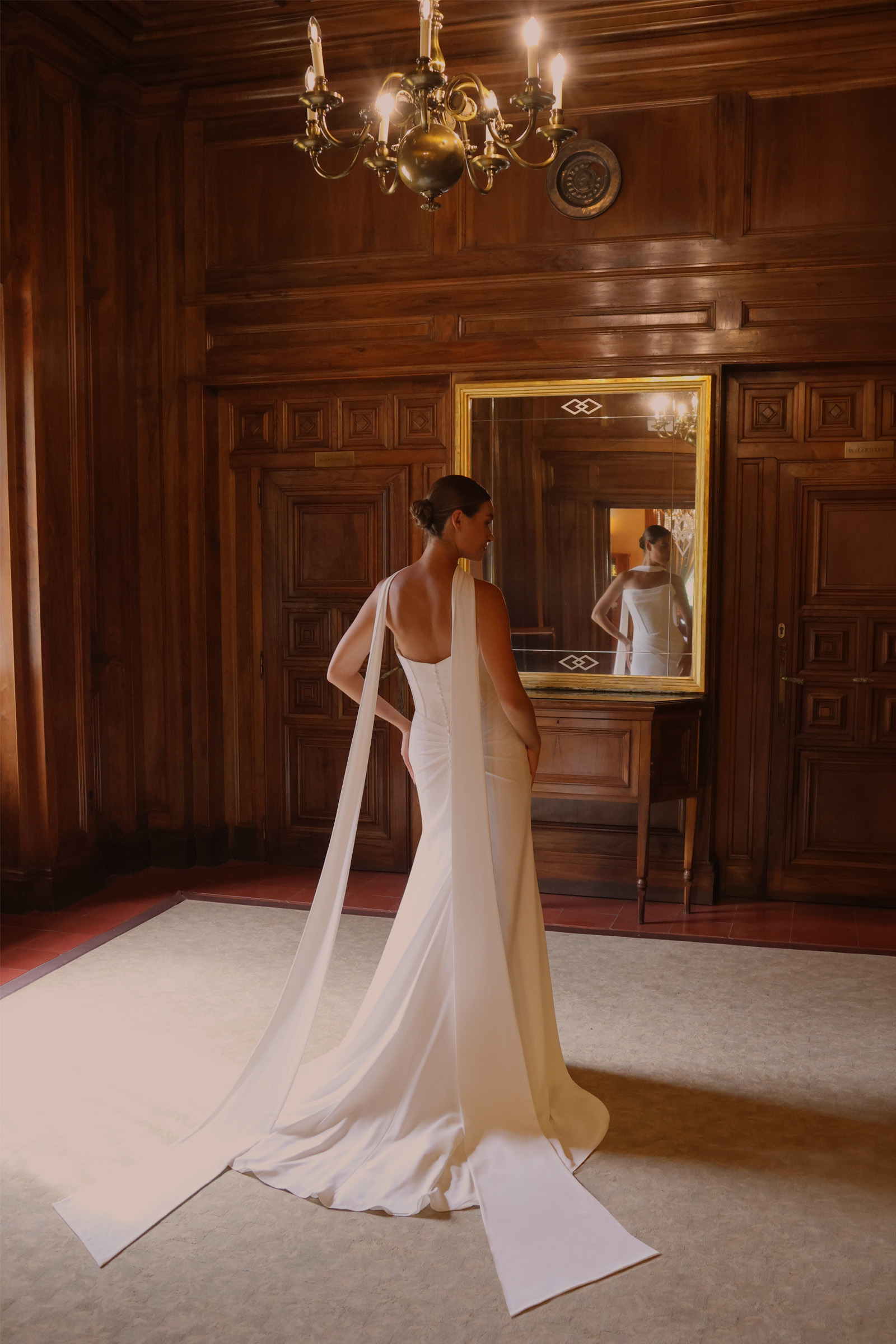 Vue arrière de la robe de mariée Ifren avec dos ouvert, longue étole fluide et traîne en crêpe.