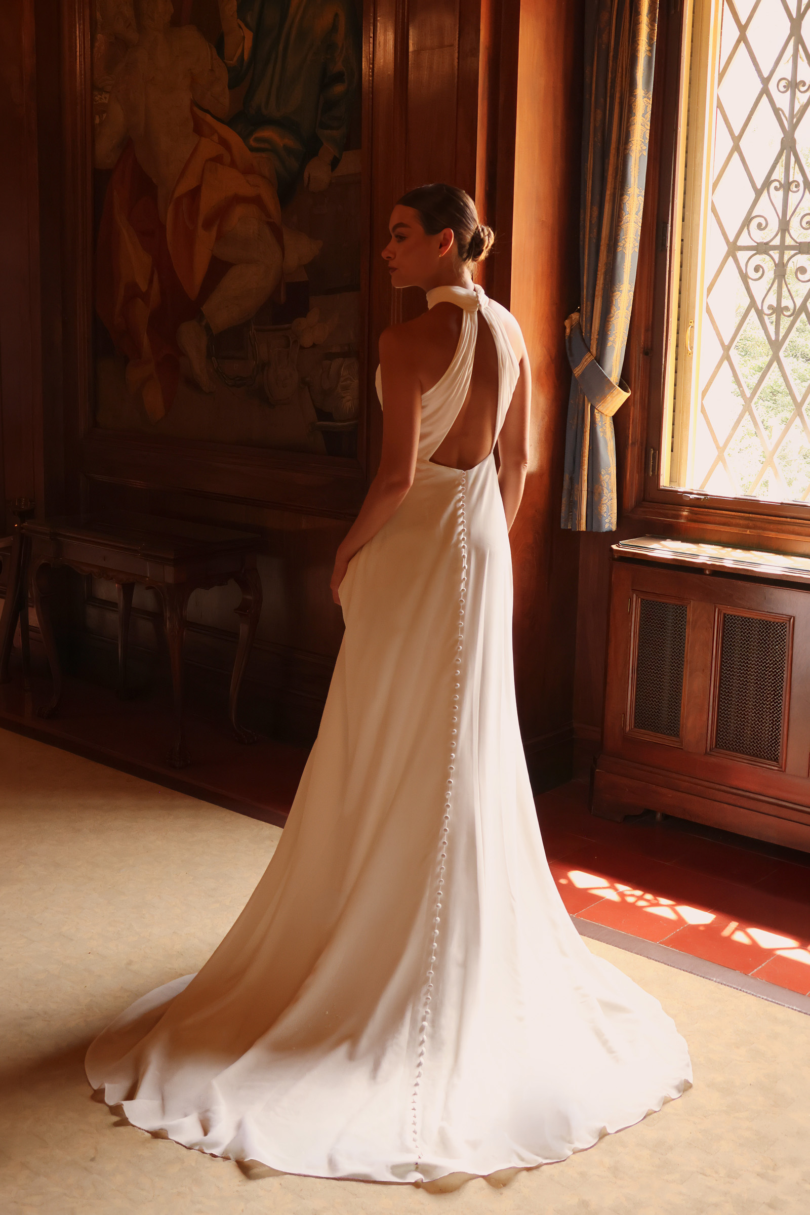 Robe de mariée Daphné en crêpe avec col montant drapé et silhouette sirène.