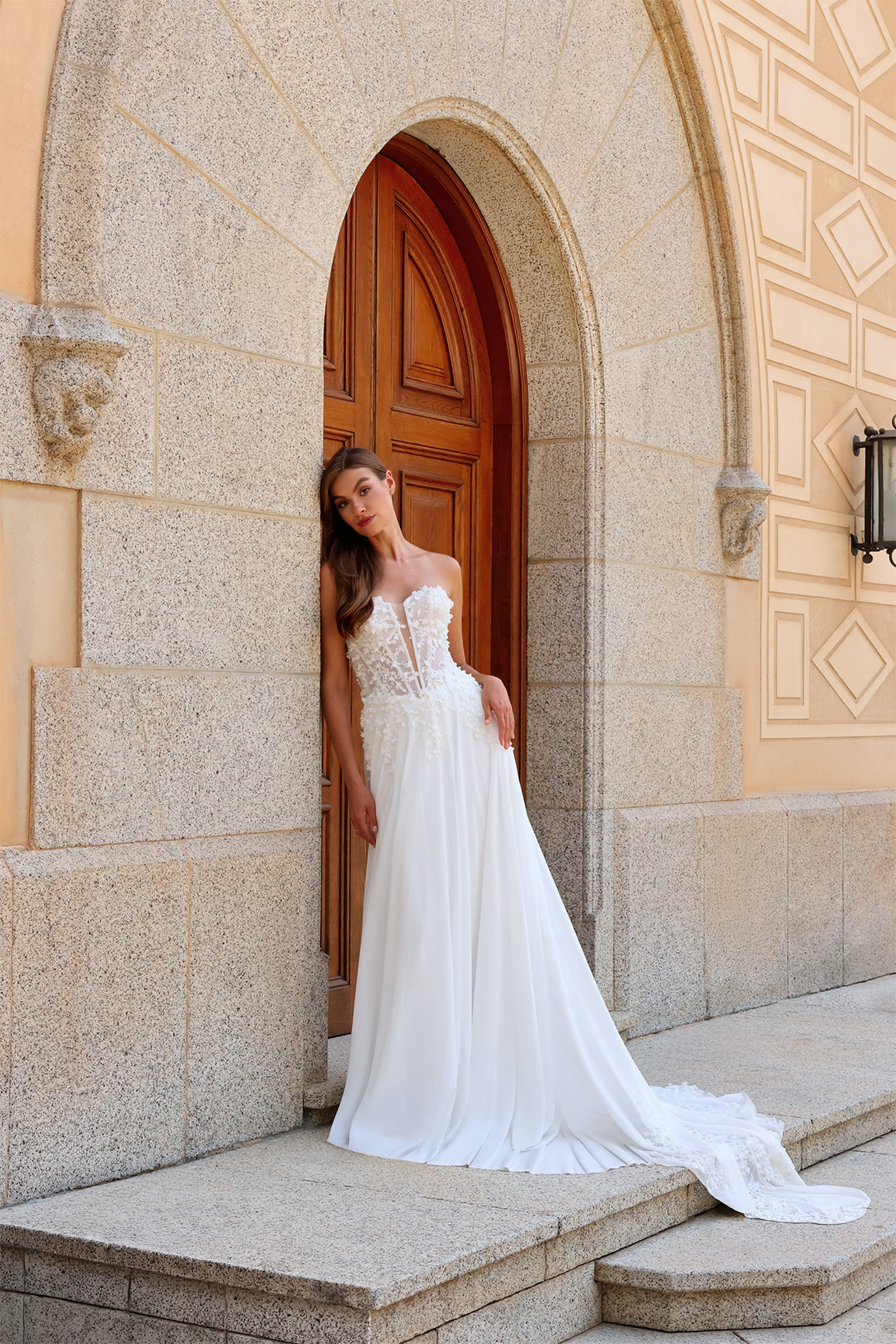 Robe de mariée Maëlia en mousseline avec bustier en dentelle florale, confectionnée sur mesure à Toulouse.