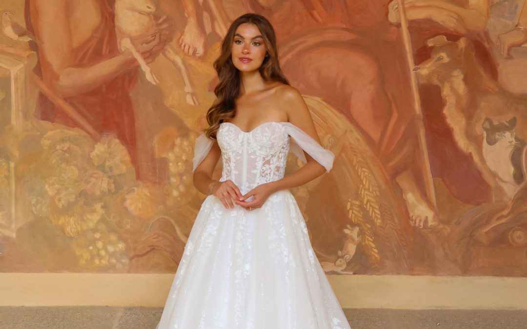 Bustier en dentelle florale de la robe de mariée Céliane avec manches tombantes.