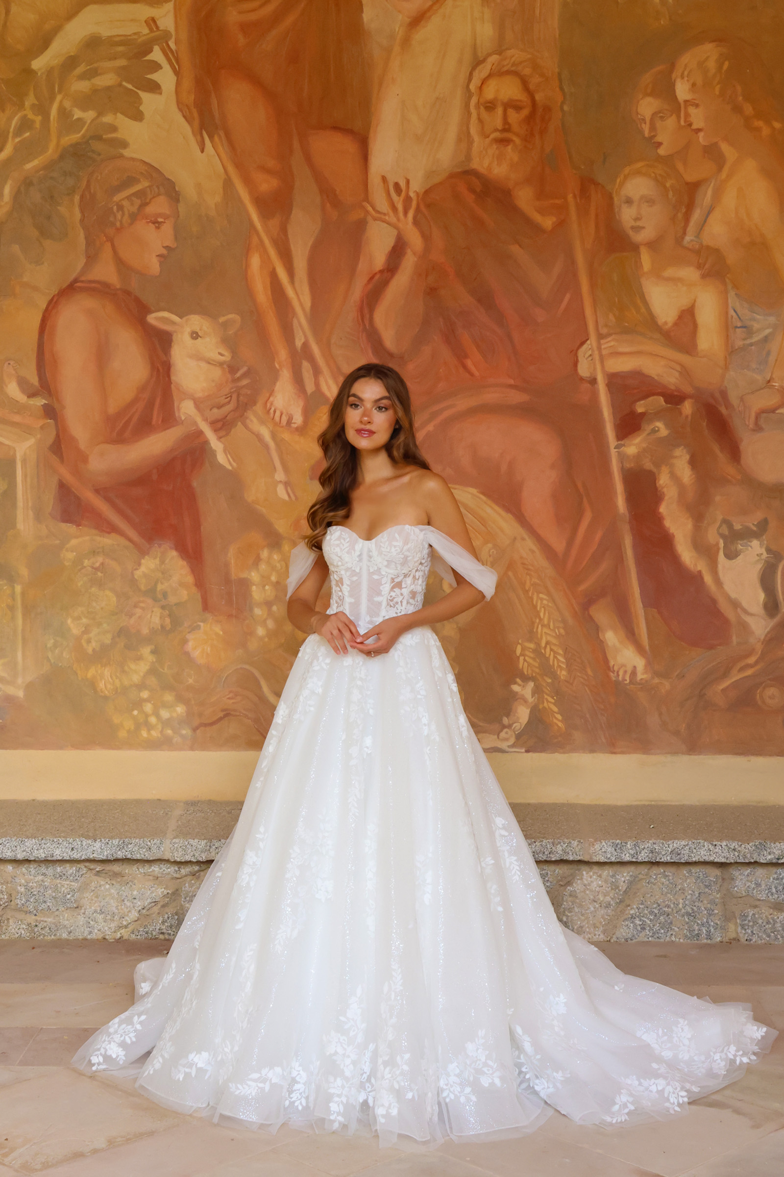 Bustier en dentelle florale de la robe de mariée Céliane avec manches tombantes.