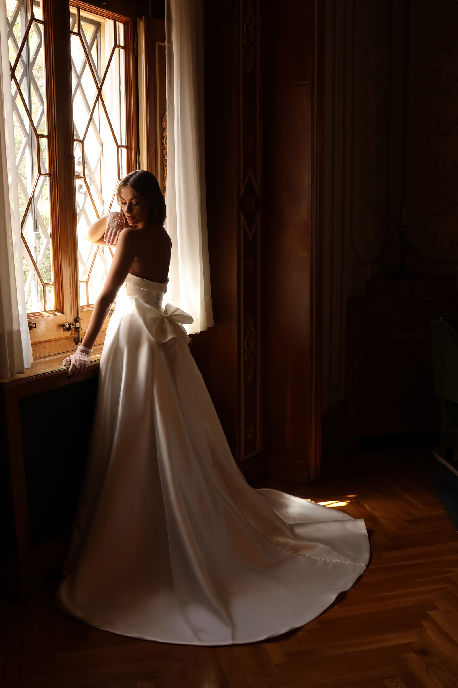 Détail du dos de la robe de mariée Darlène avec grand nœud en mikado.