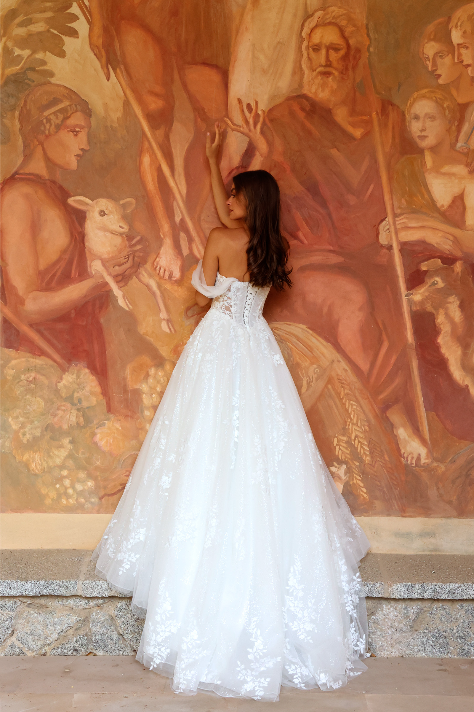 Robe de mariée princesse Céliane en dentelle florale avec bustier cœur et manches tombantes à Toulouse.