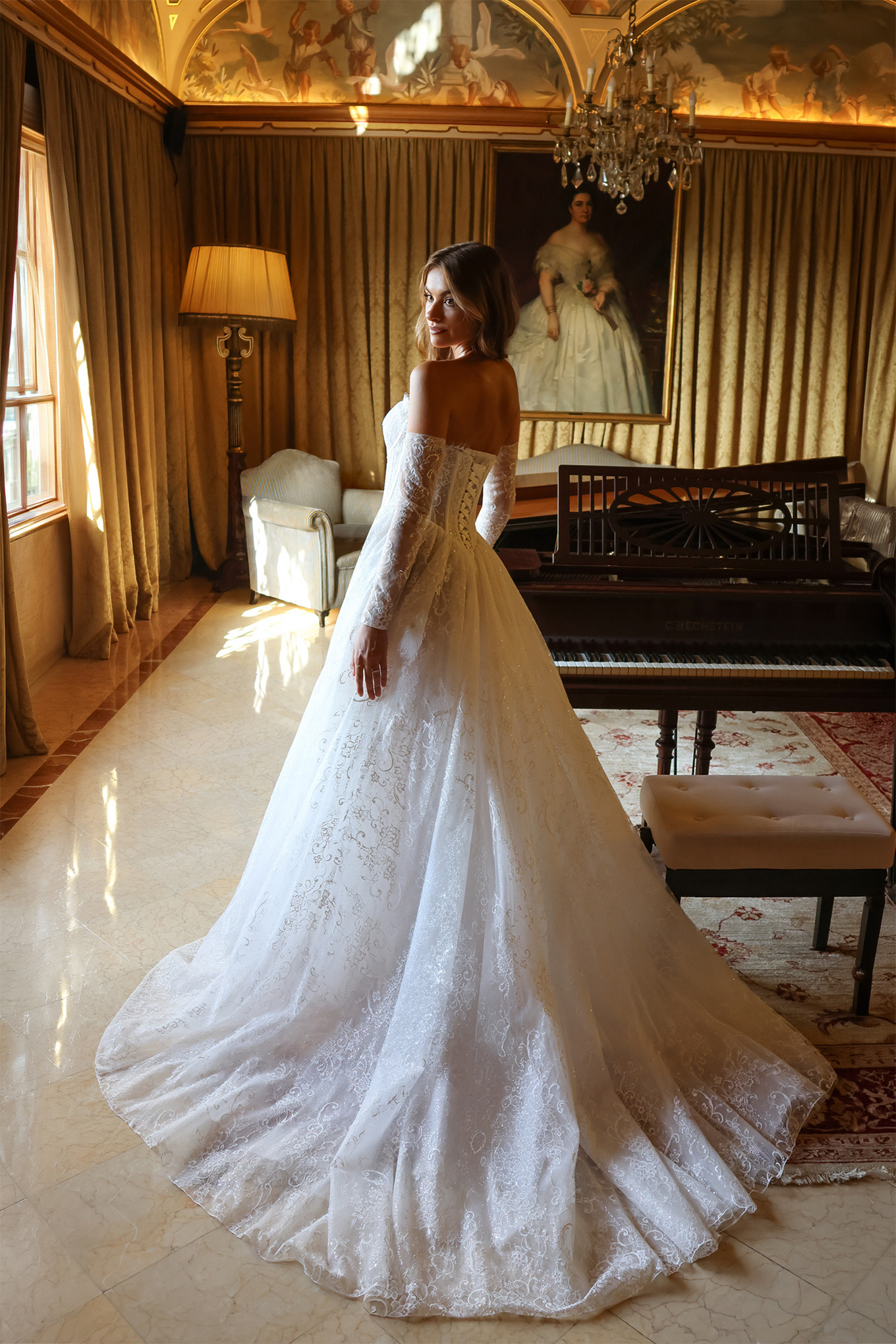 Robe de mariée Arabelle en dentelle photographiée dans un décor élégant.