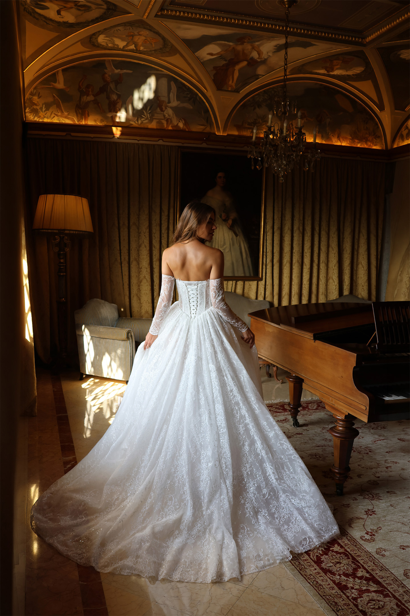 Vue dos de la robe de mariée Arabelle avec corset lacé et longue traîne.