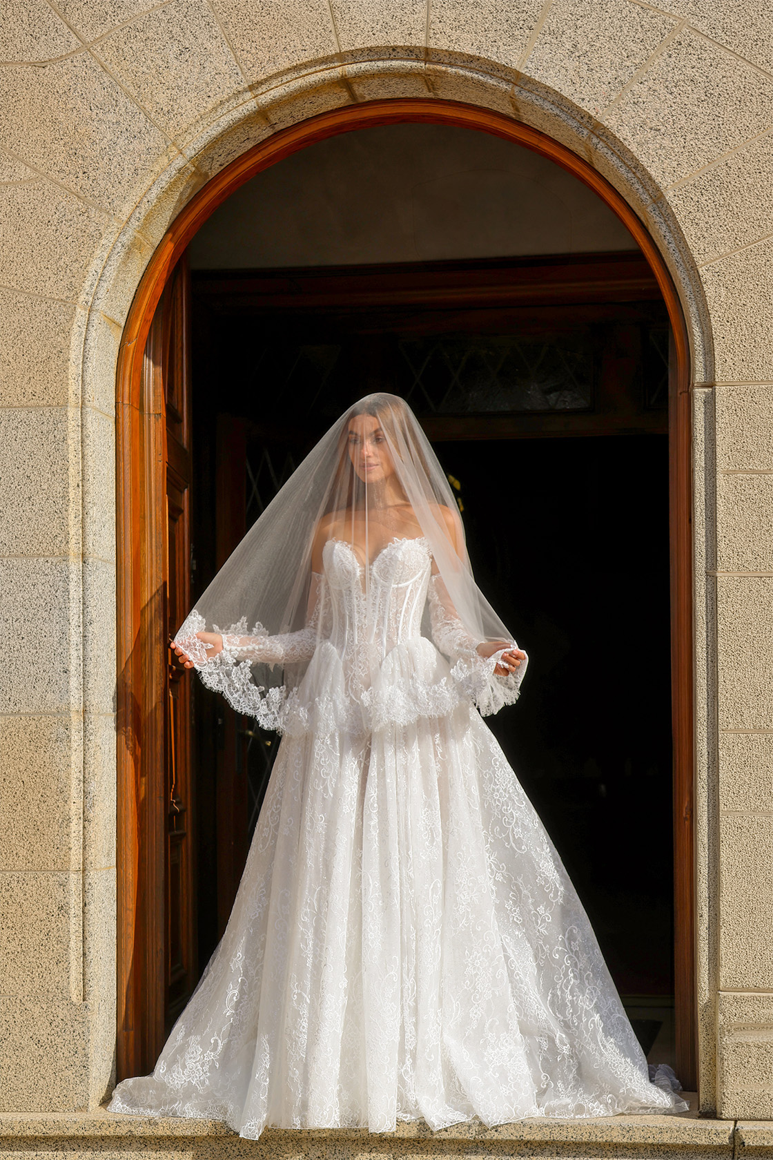 Robe de mariée princesse Arabelle avec voile, corset en dentelle et jupe volumineuse à Toulouse.