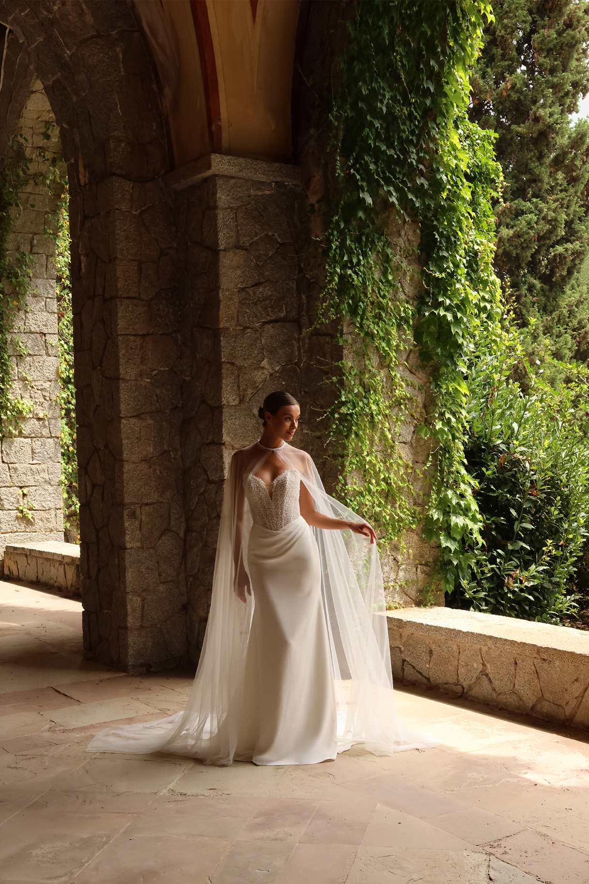 Robe de mariée sirène Amarande en crêpe avec cape.