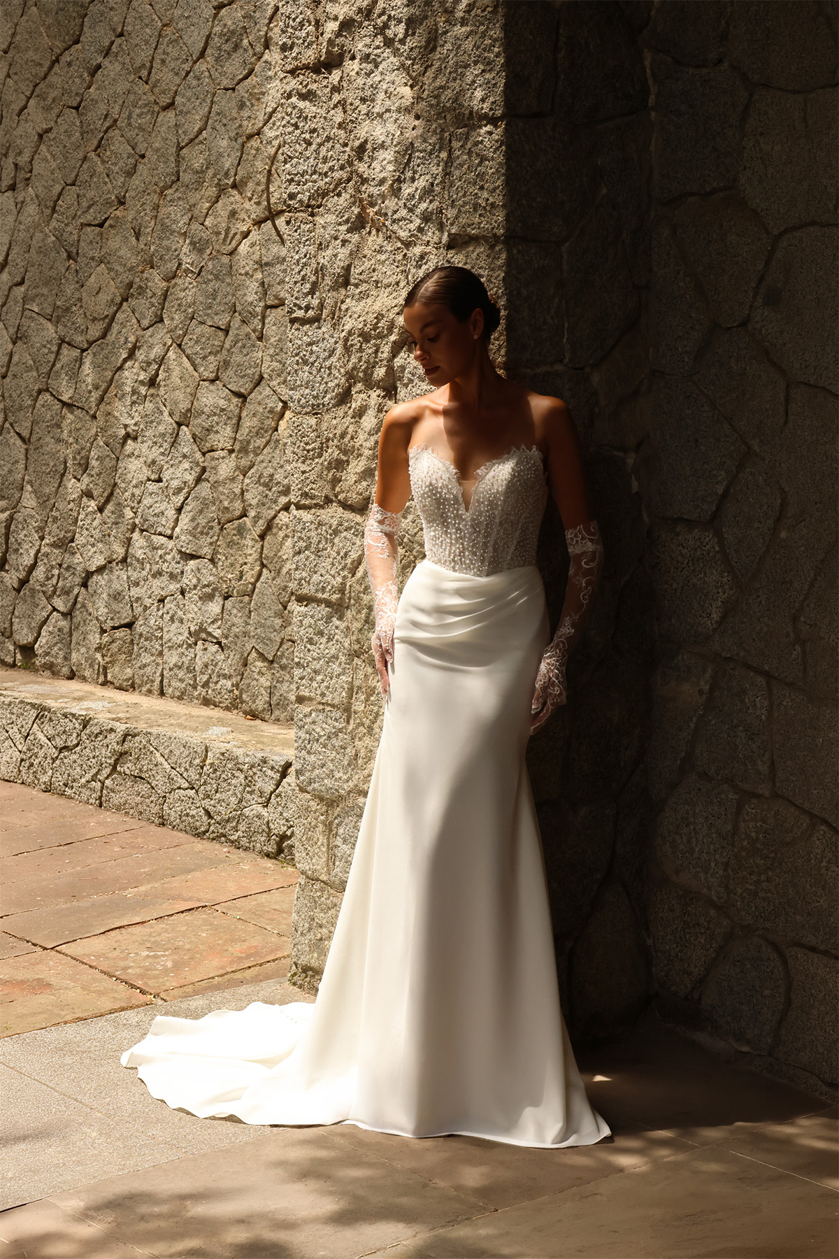 Robe de mariée Amarande avec gants en dentelle et bustier perlé.