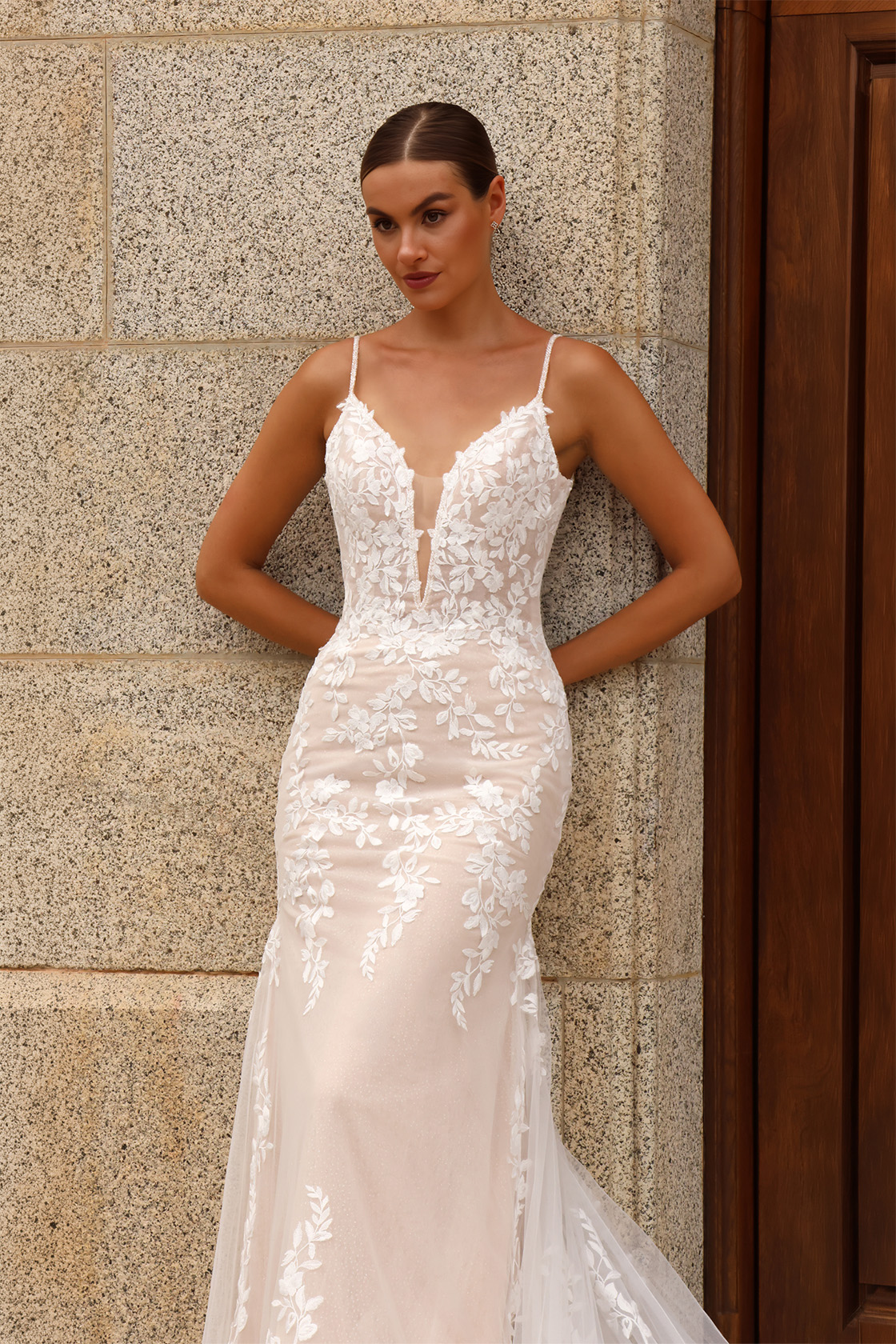 Robe de mariée Garance sirène en dentelle florale avec décolleté plongeant.
